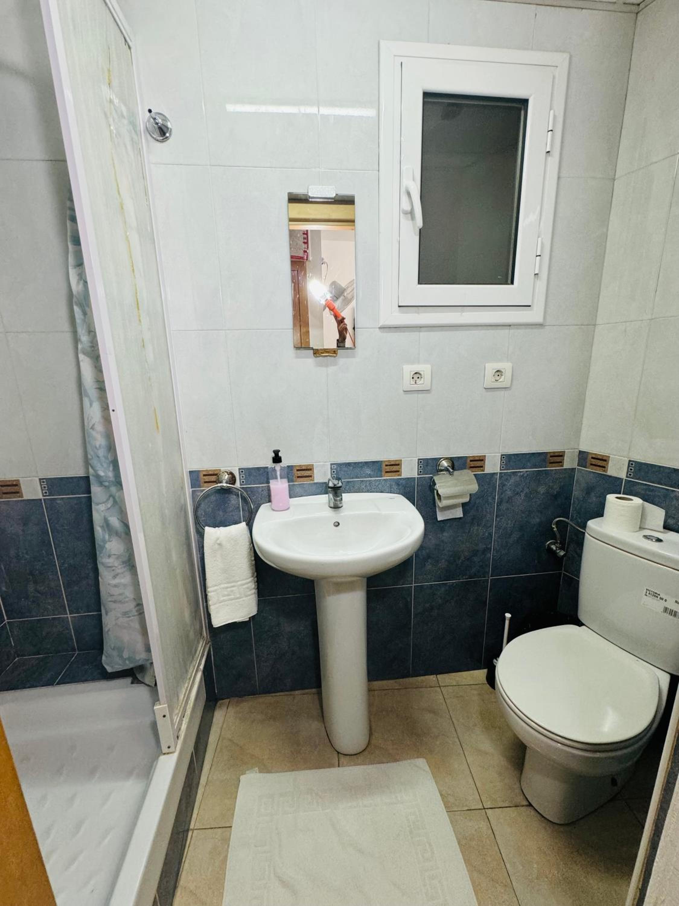 Single Room with Private Bathroom photo 2