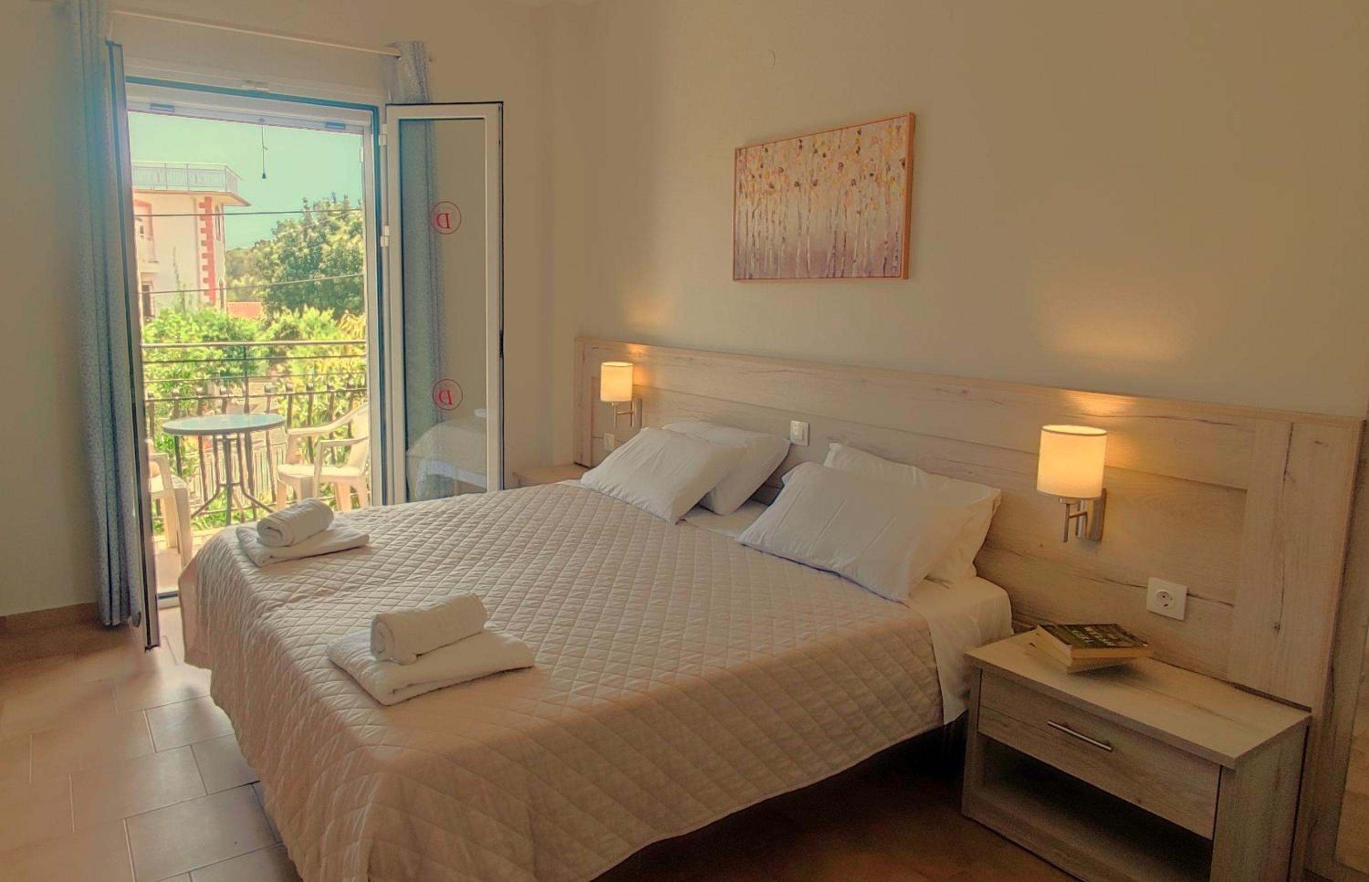 Double or Twin Room with Partial Sea View photo 1