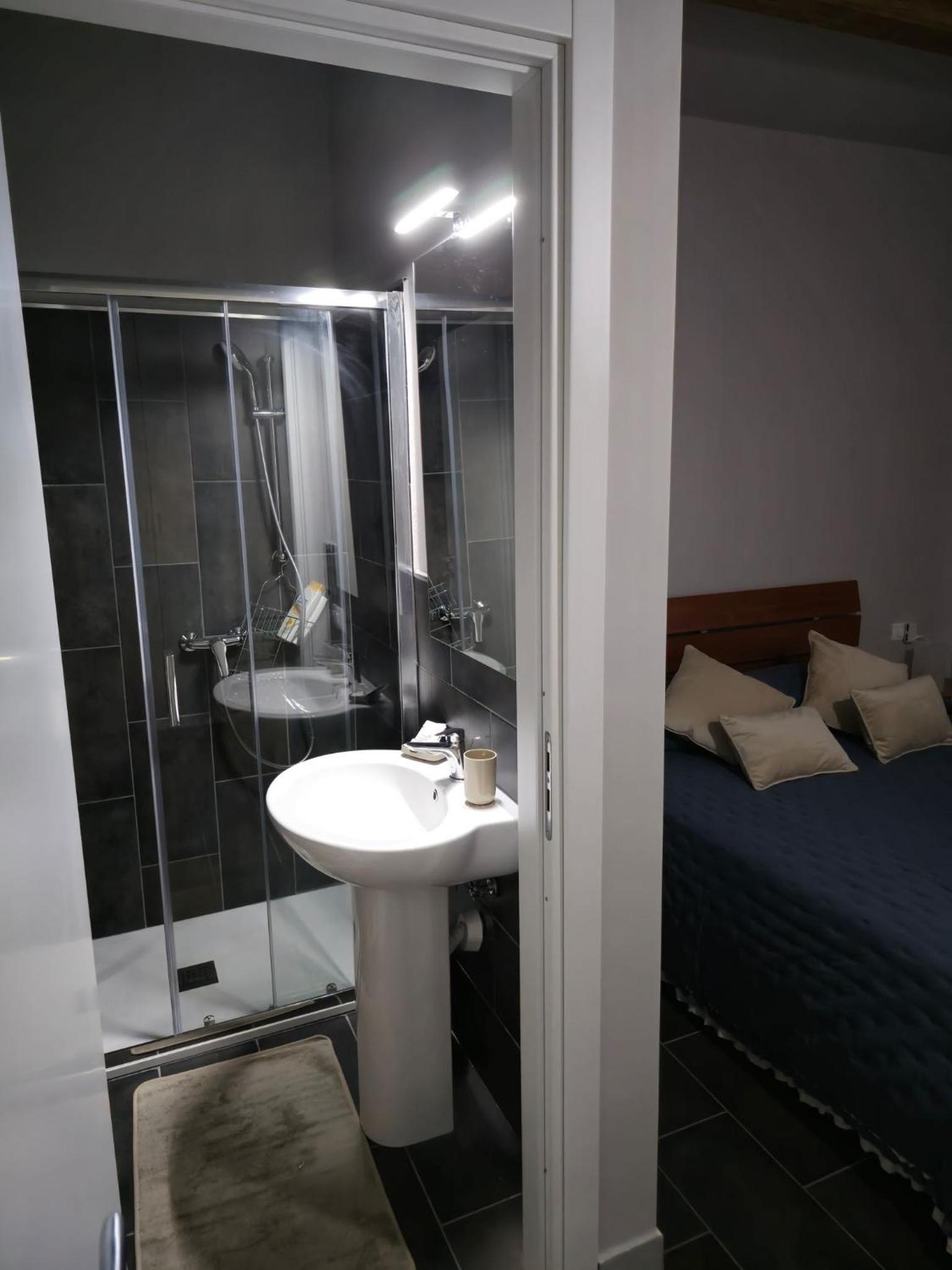 Deluxe Room (2 Adults + 1 Child) photo 3