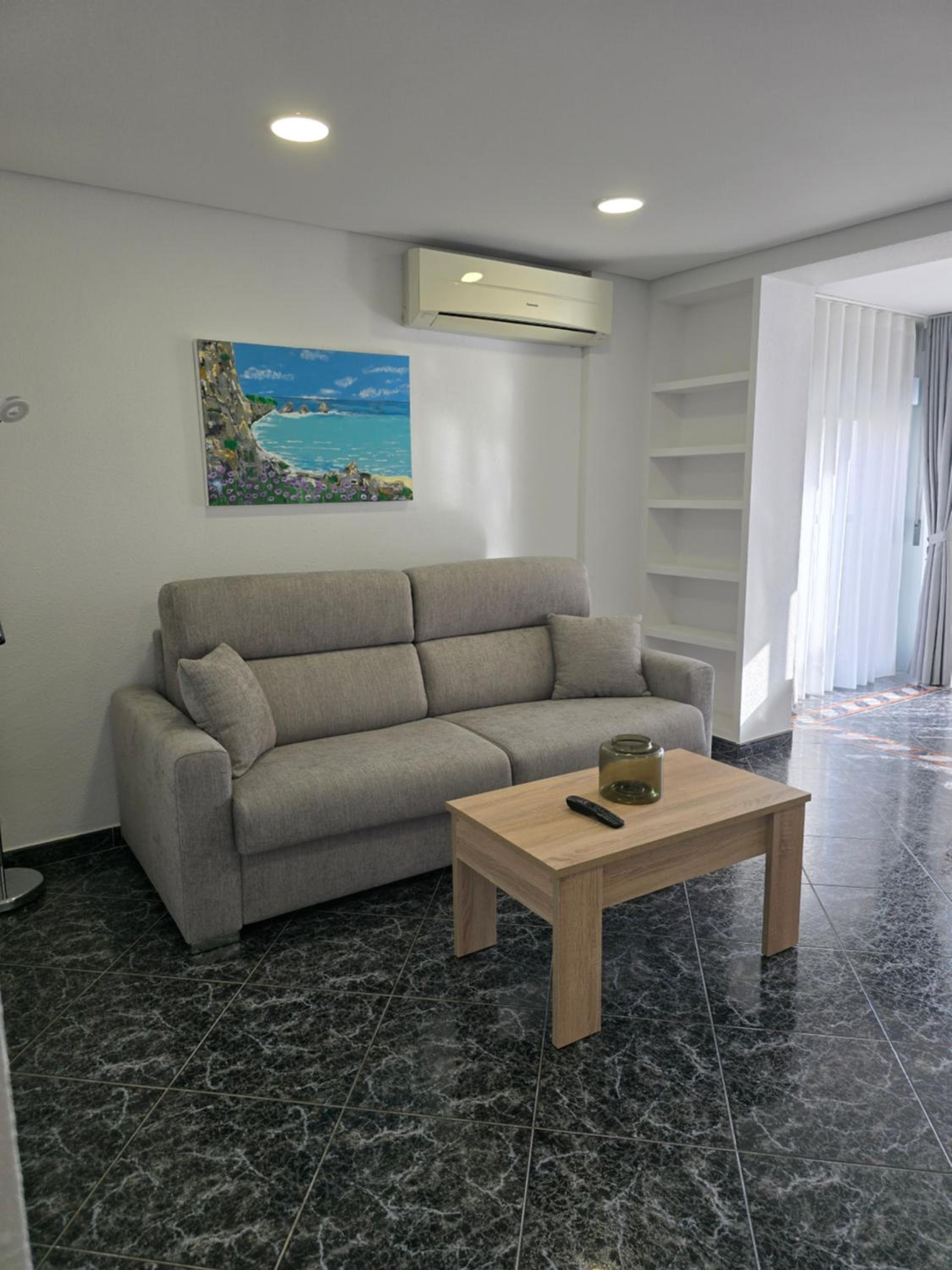 Apartamento de una habitación con balcón y vista a la ciudad