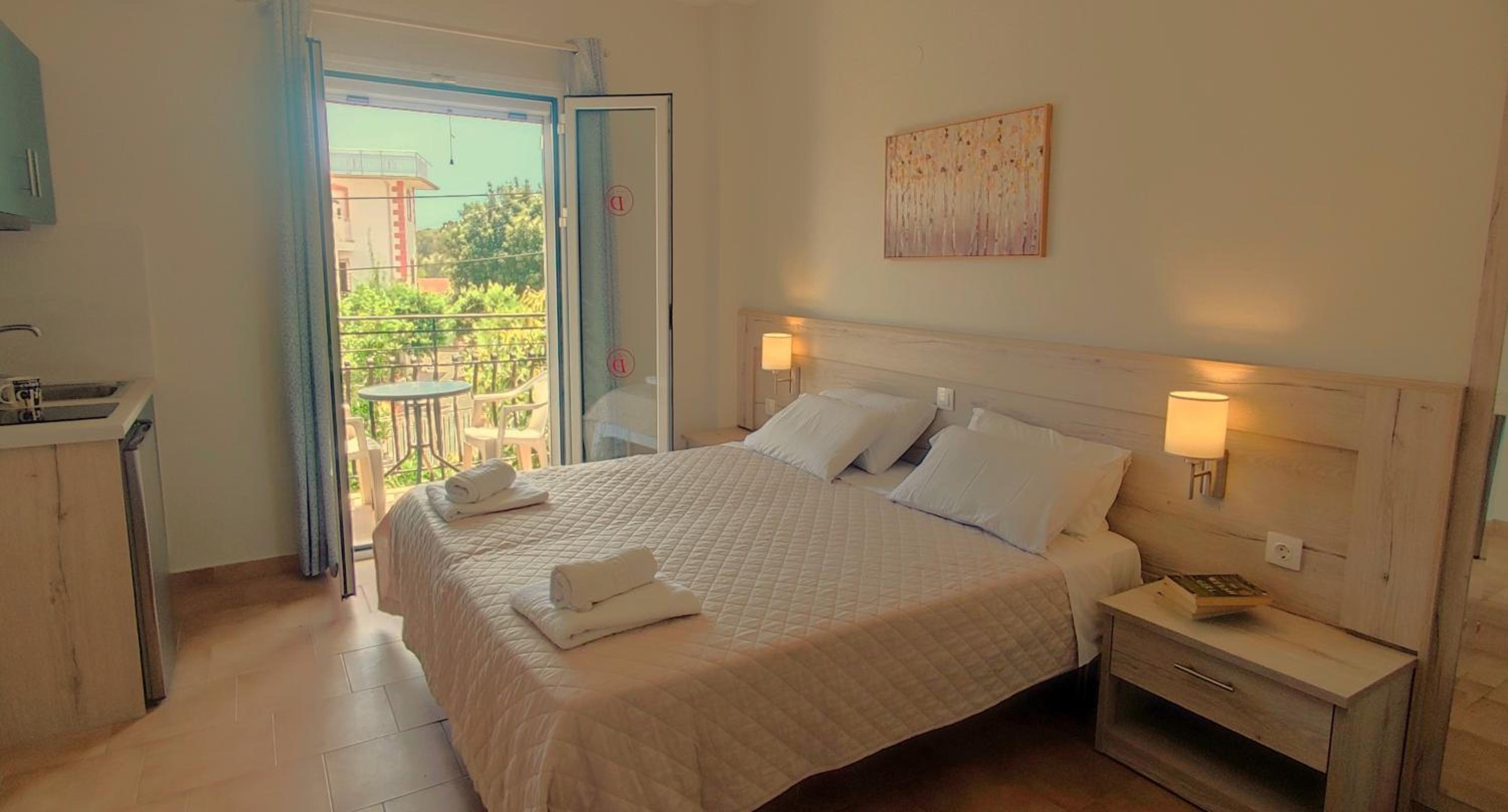 Double or Twin Room with Partial Sea View photo 2