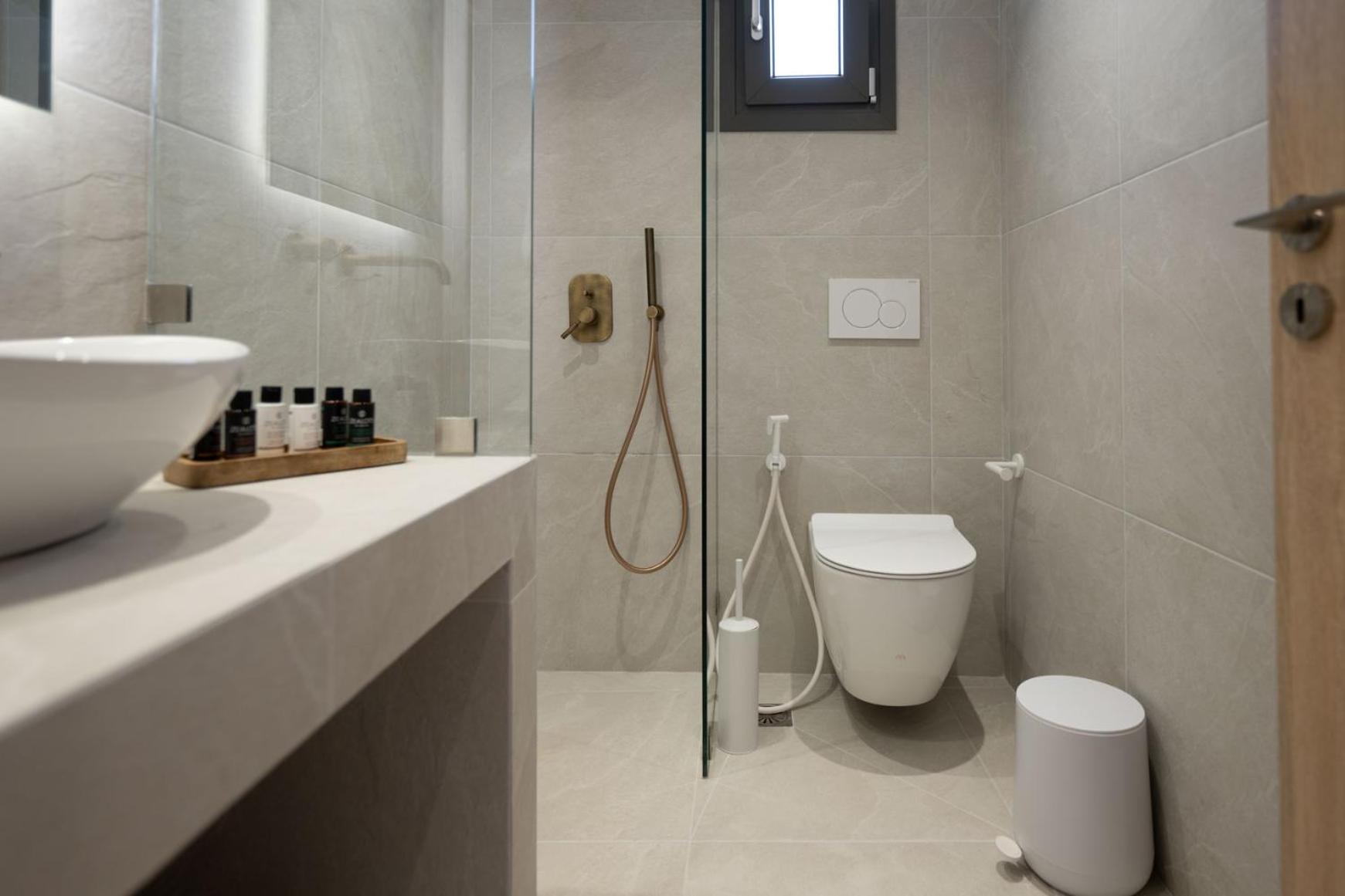 One-Bedroom Apartment with Balcony and City View photo 2