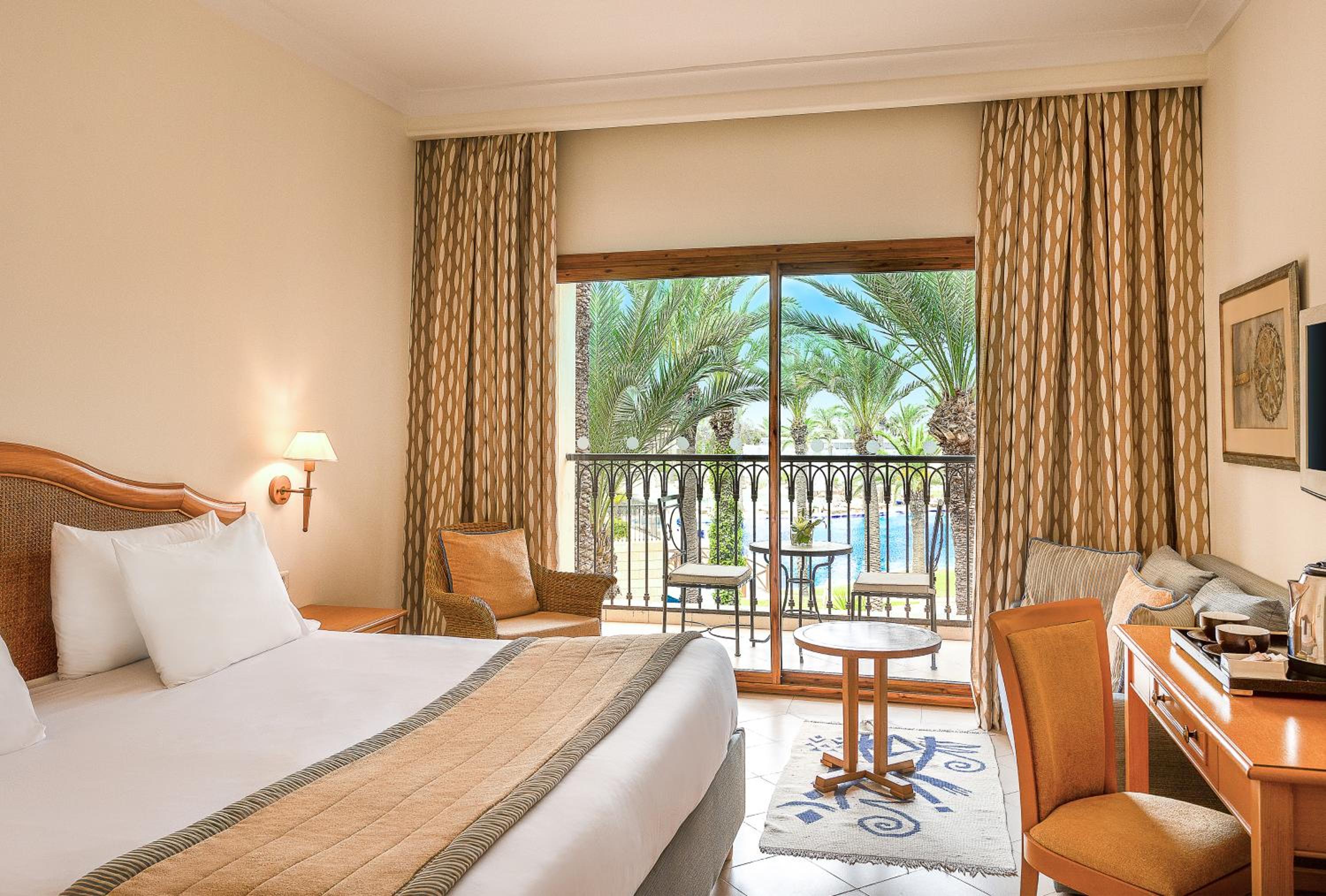 Classic King Room with Pool View - Photo 4