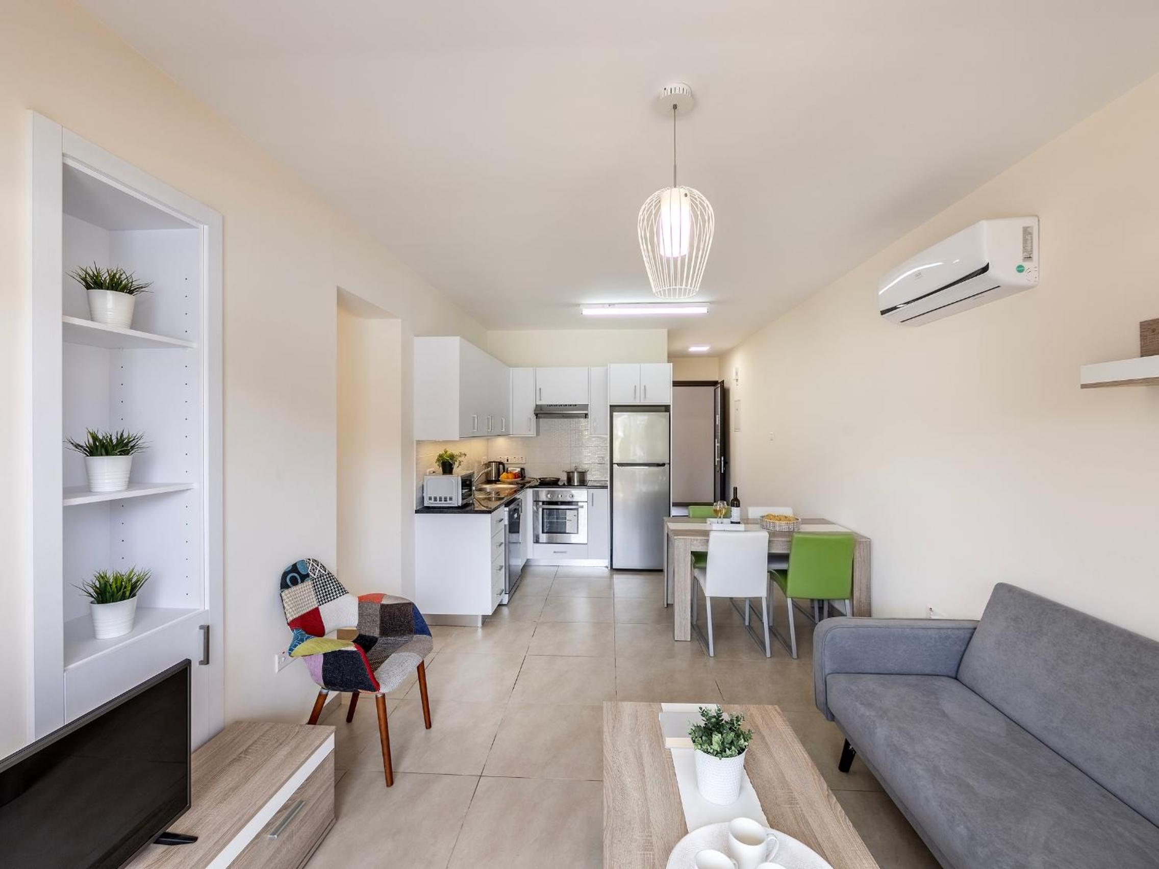 Two-Bedroom Apartment with Pool View photo 3
