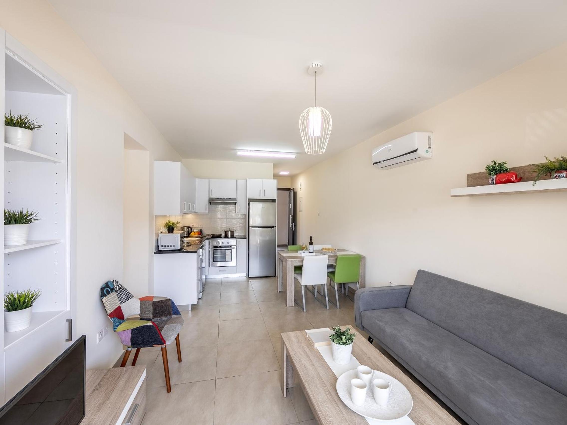 Two-Bedroom Apartment with Pool View photo 2