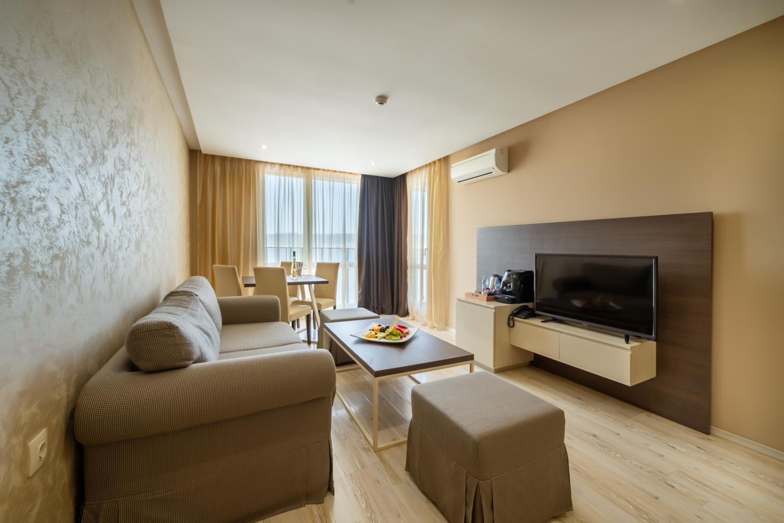One-Bedroom Apartment with Sea View photo 1