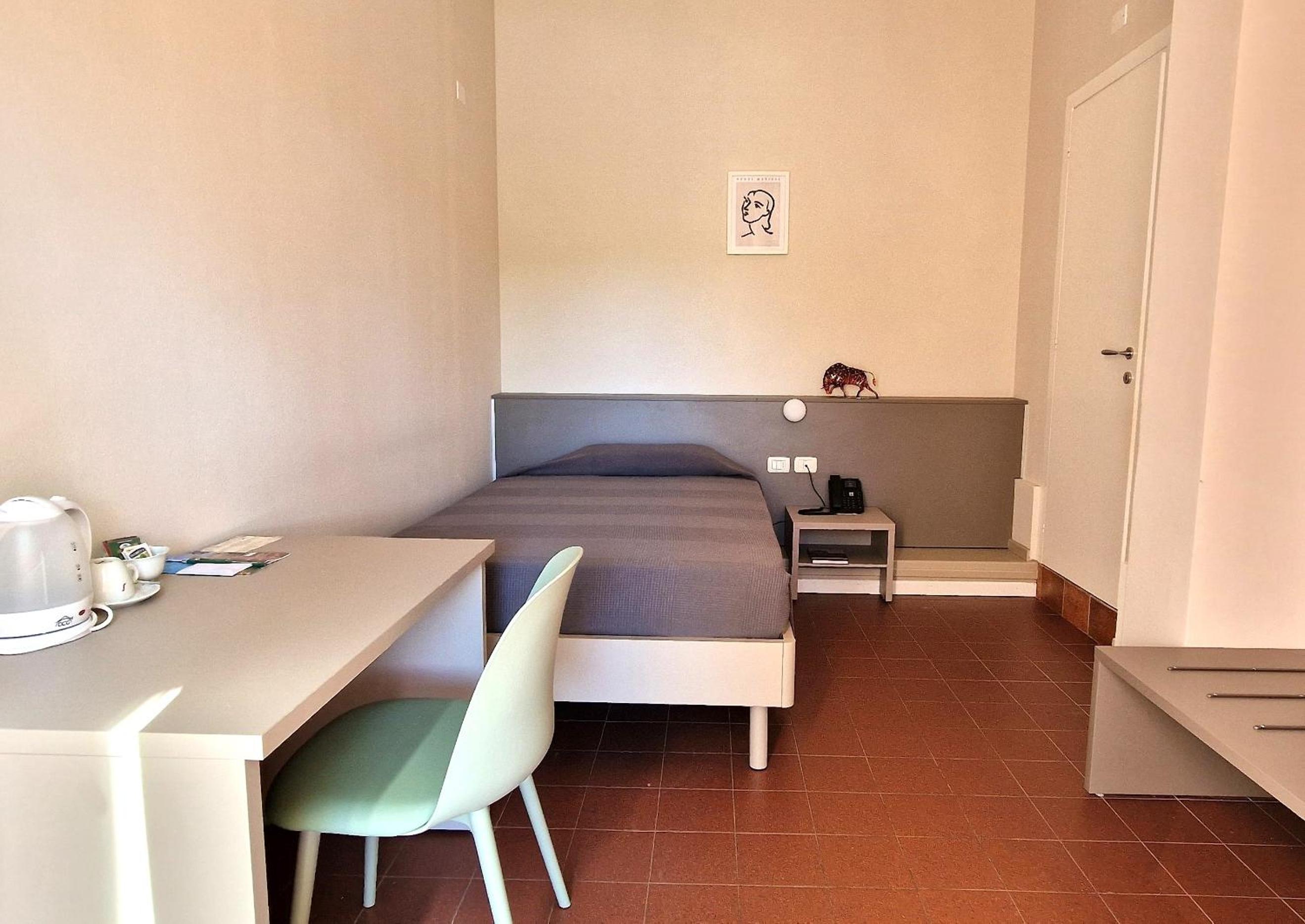 Single Room with Private Bathroom photo 1