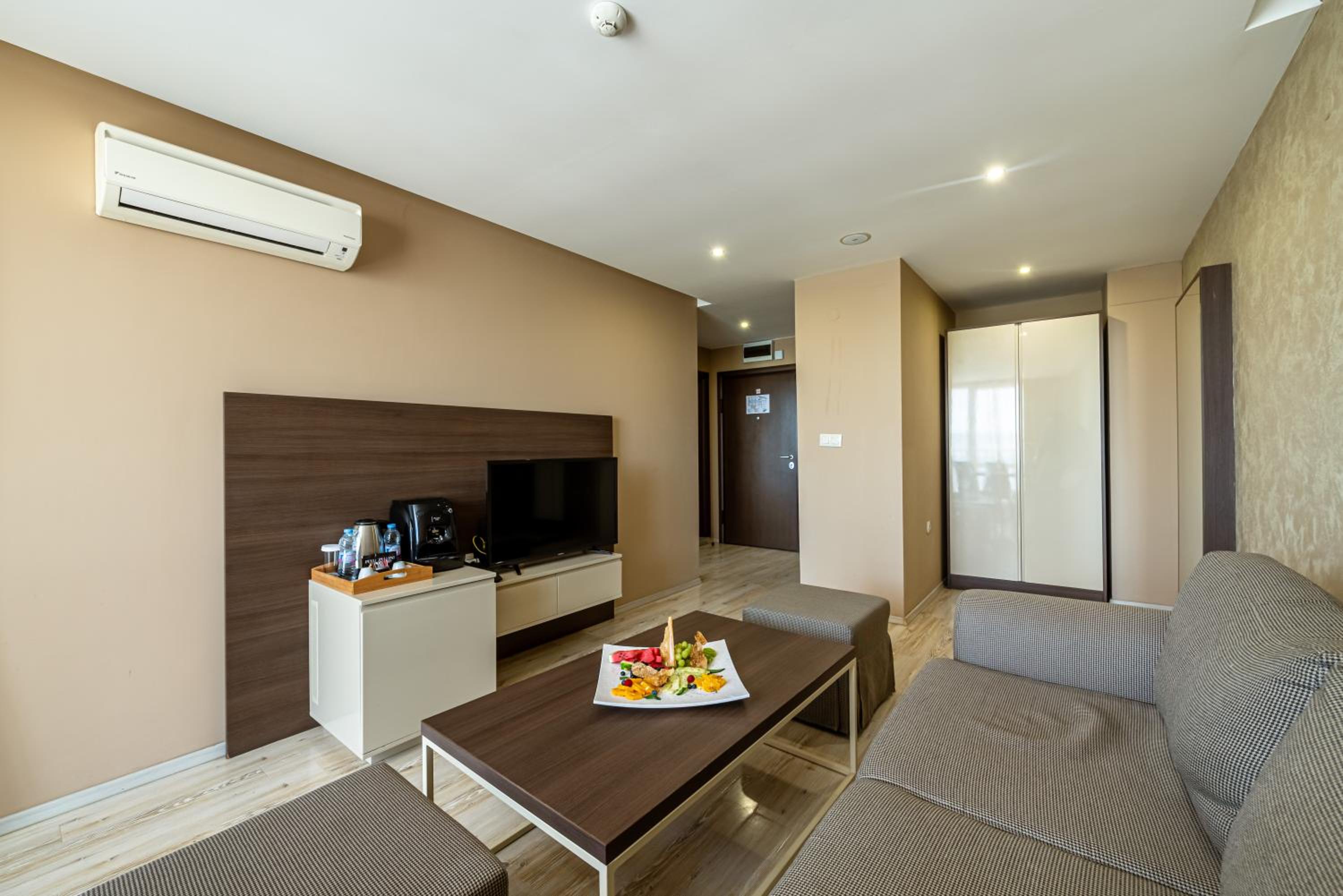 One-Bedroom Apartment with City View photo 1