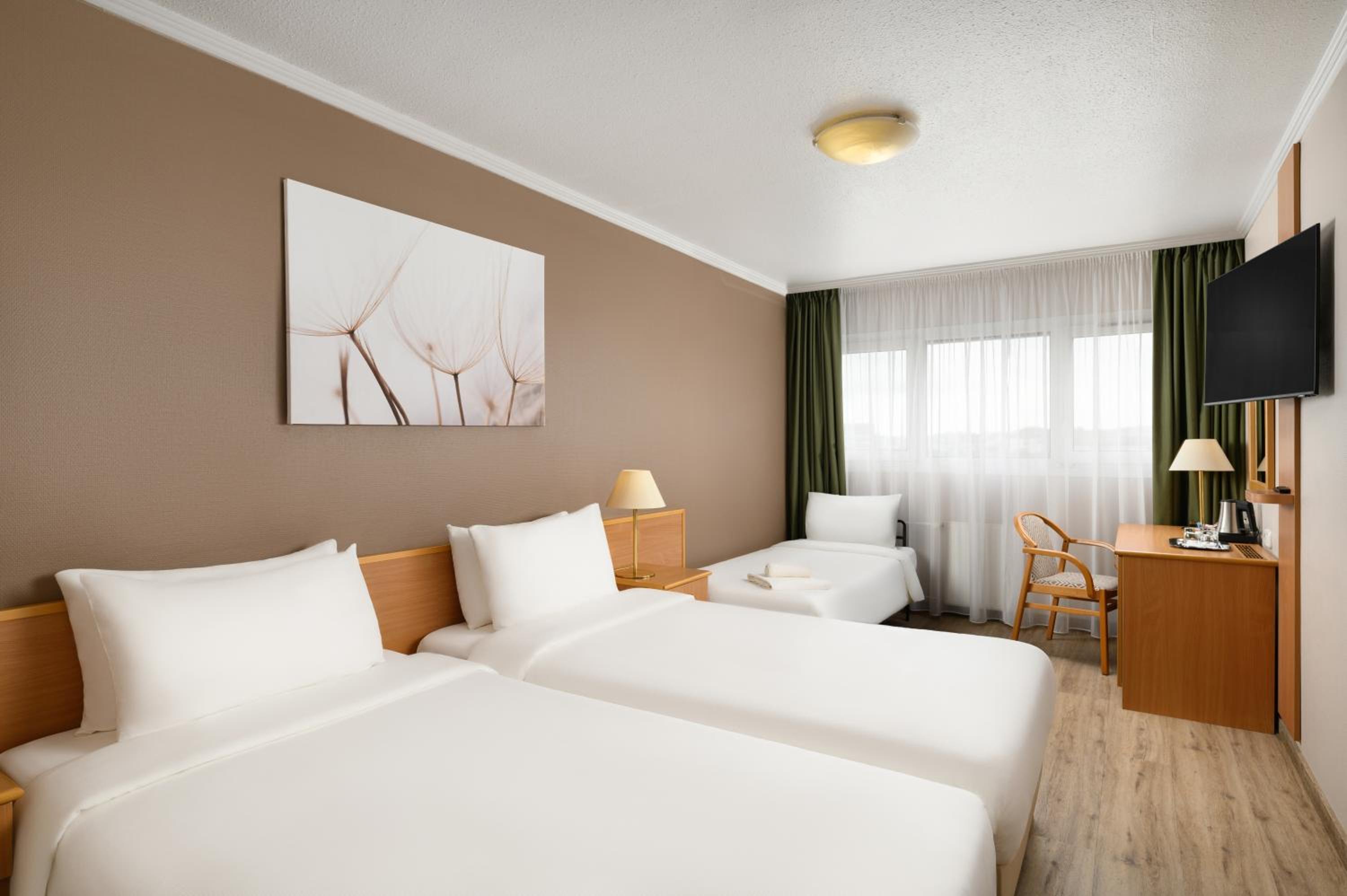 Superior Triple Room thumbnail 5