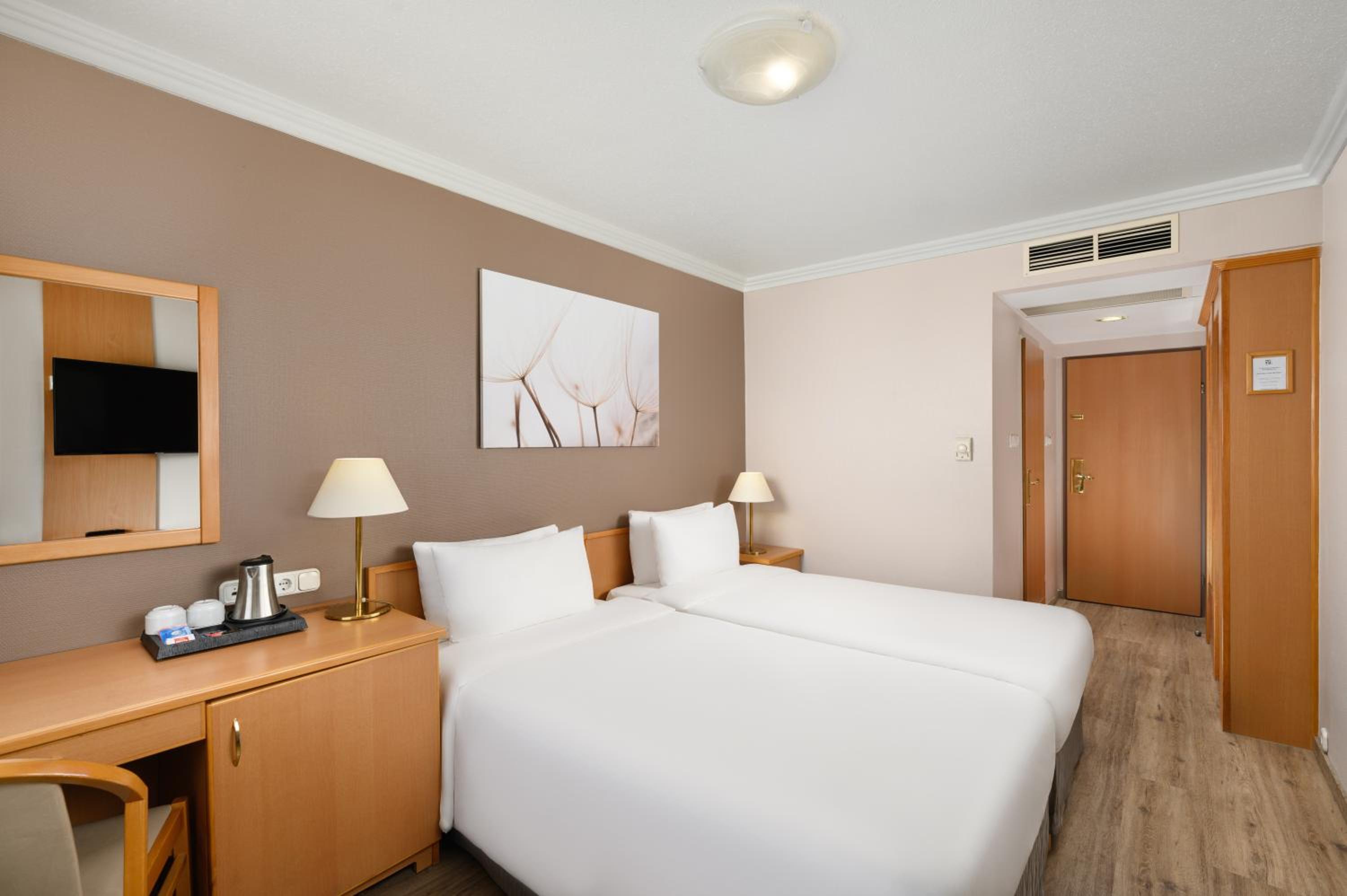 Superior Twin Room thumbnail 6