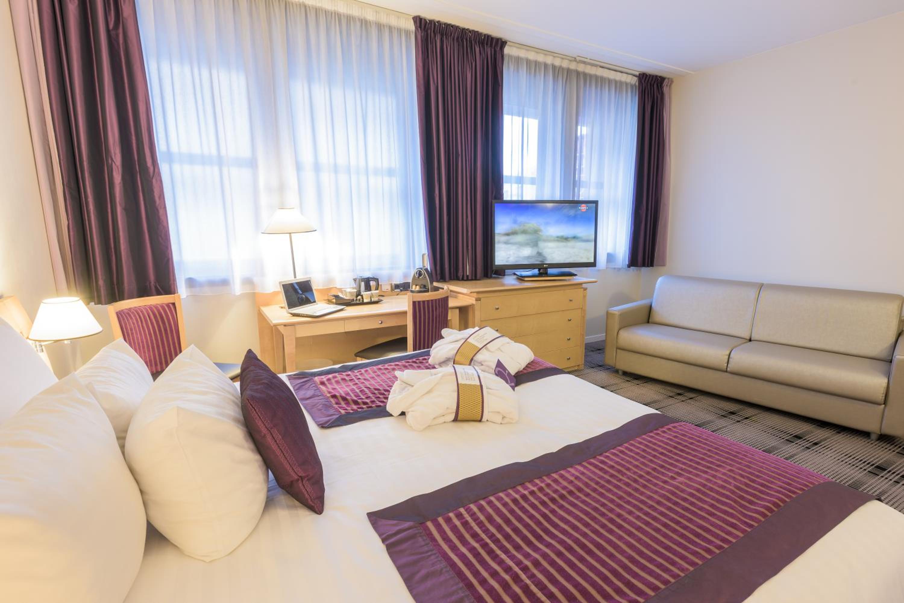 Family Double Room with Sofa Bed - Photo 1