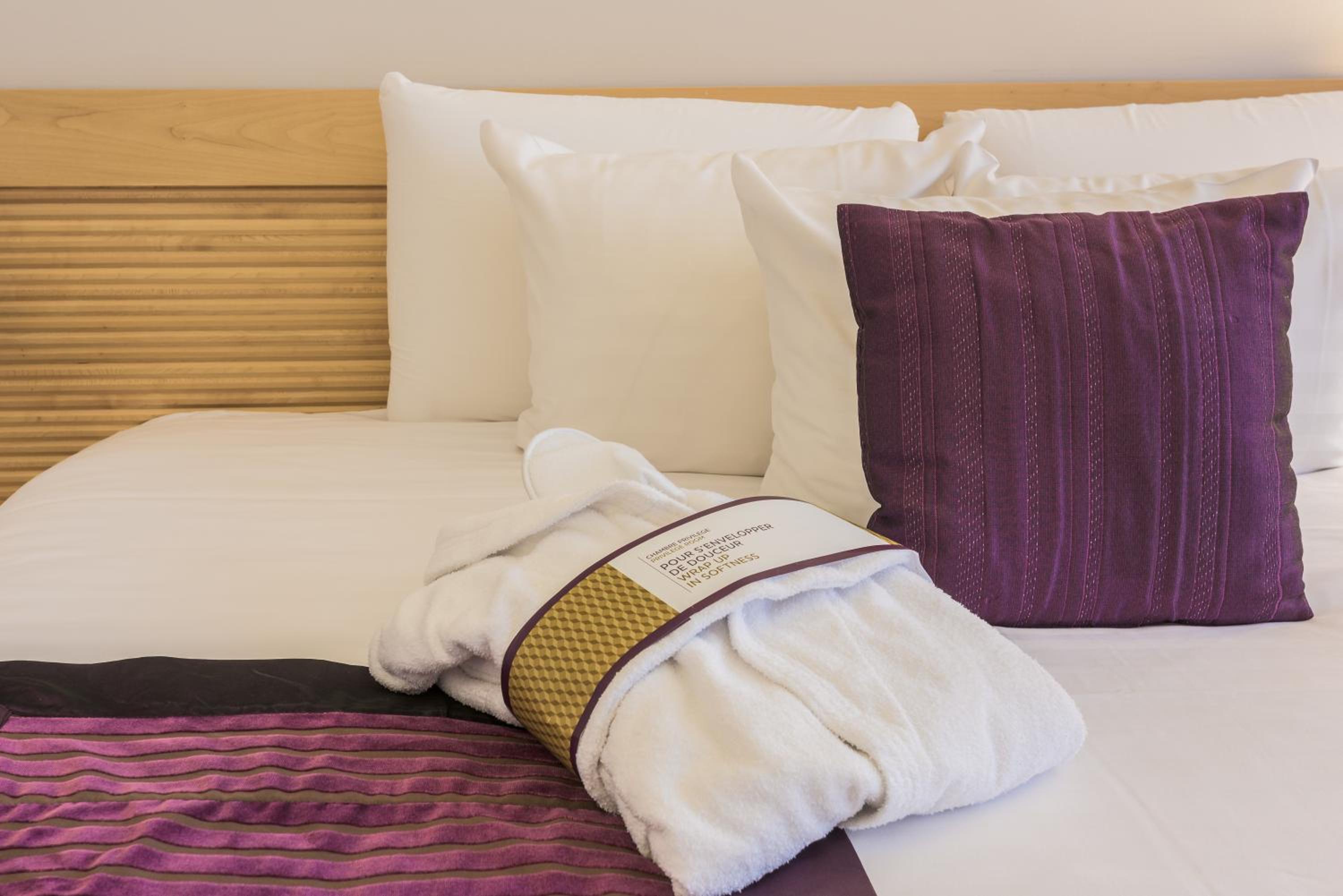 Privilege King Room with Sofa Bed - Photo 5