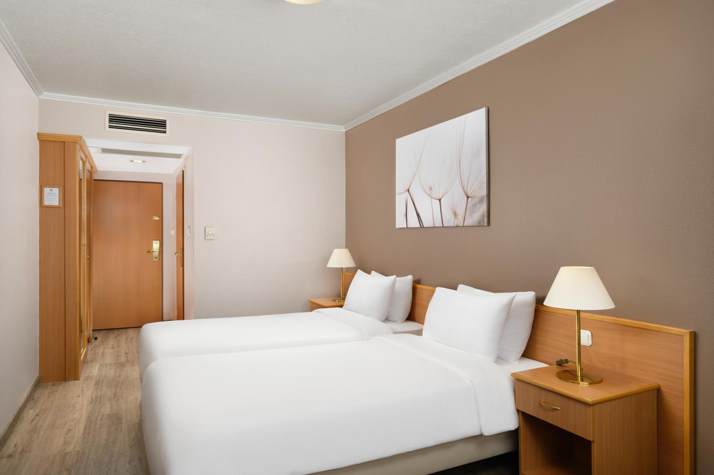 Twin Room thumbnail 6