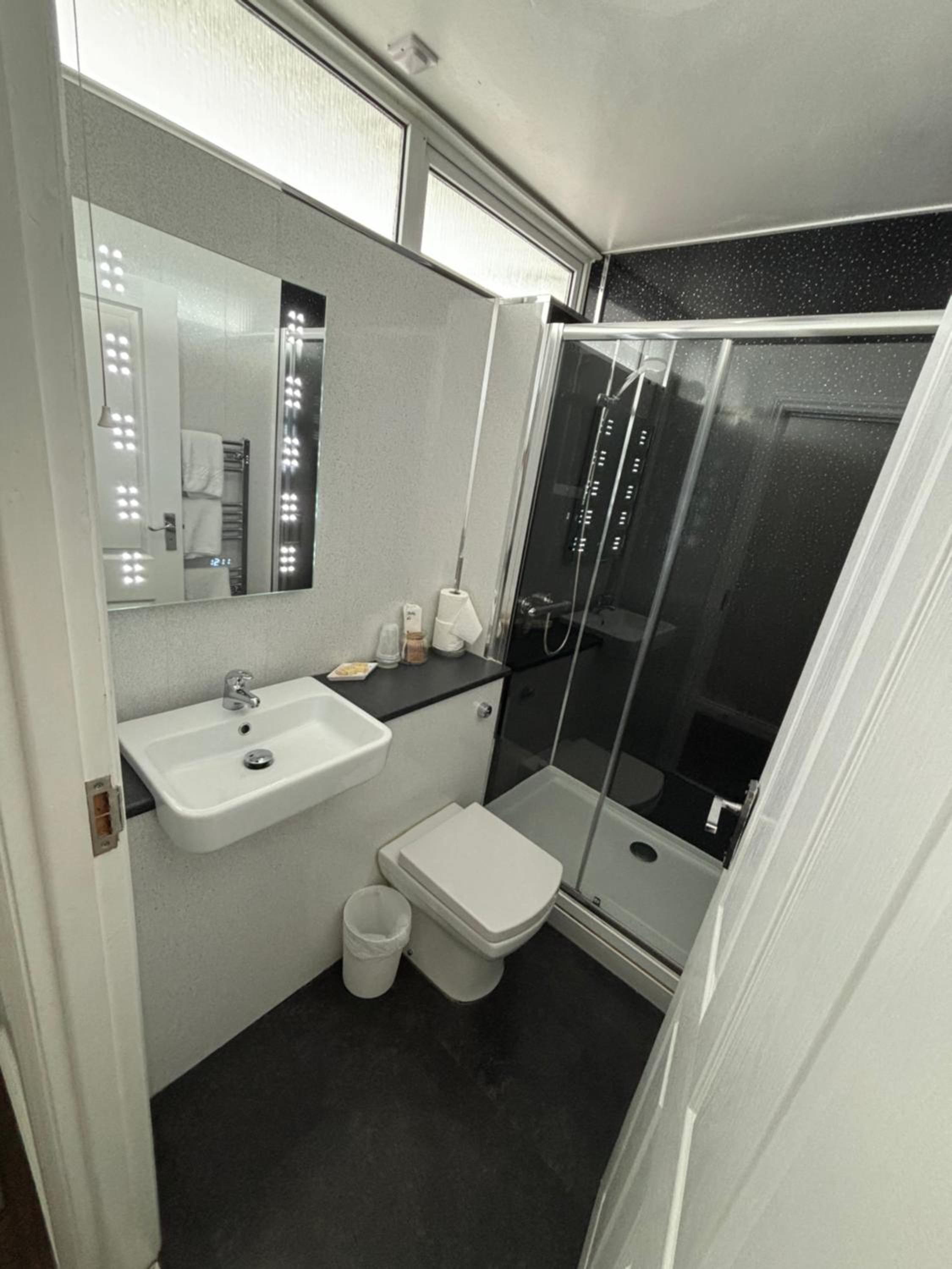 Standard Double Room - Photo 8