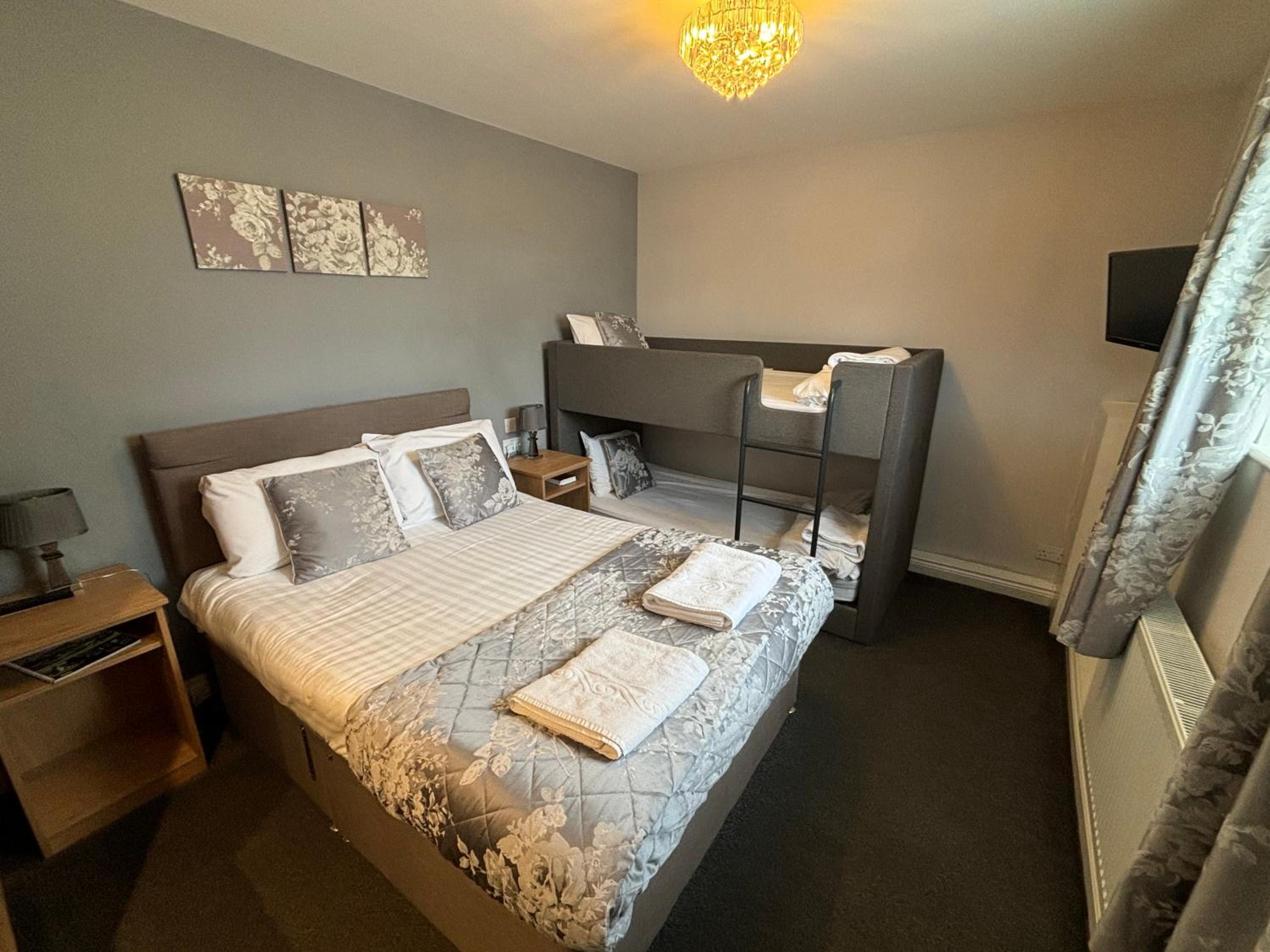Family Room (2 Adults + 2 Children) - Photo 4