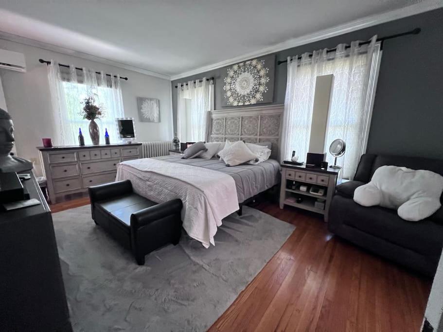 Five-Bedroom House photo 1