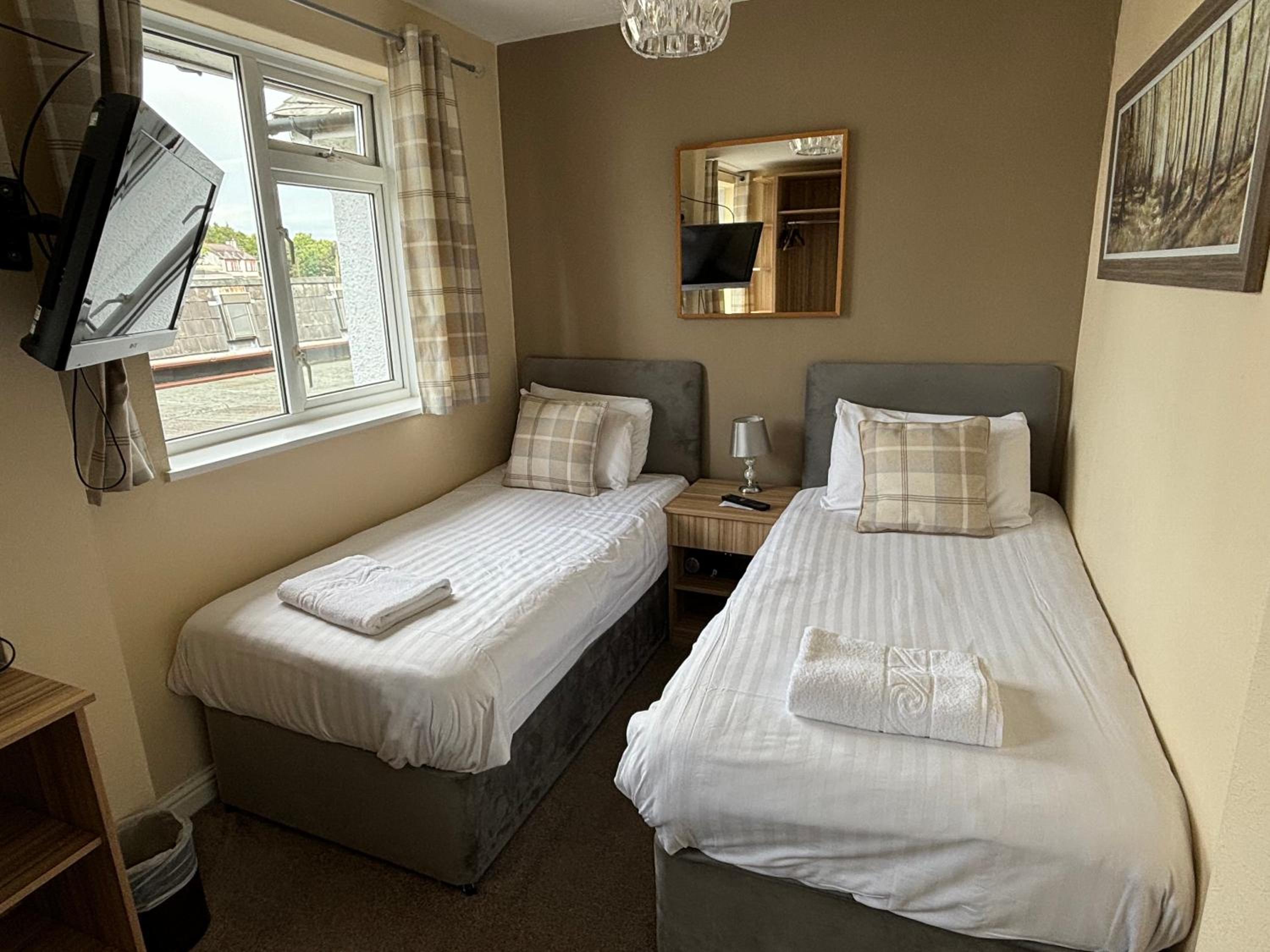 Classic Twin Room - Photo 4