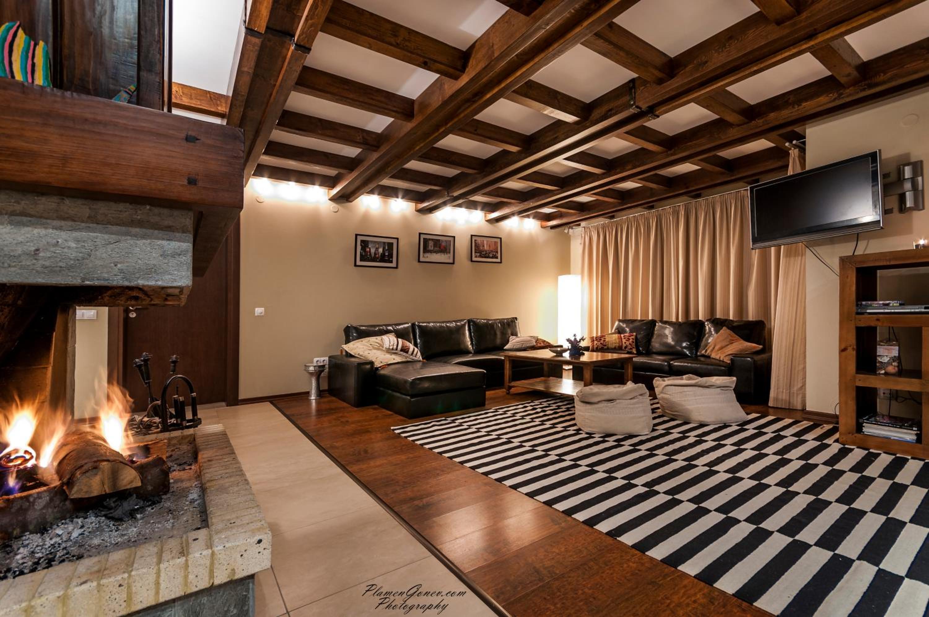 Deluxe Two-Bedroom Apartment with Mountain View photo 3