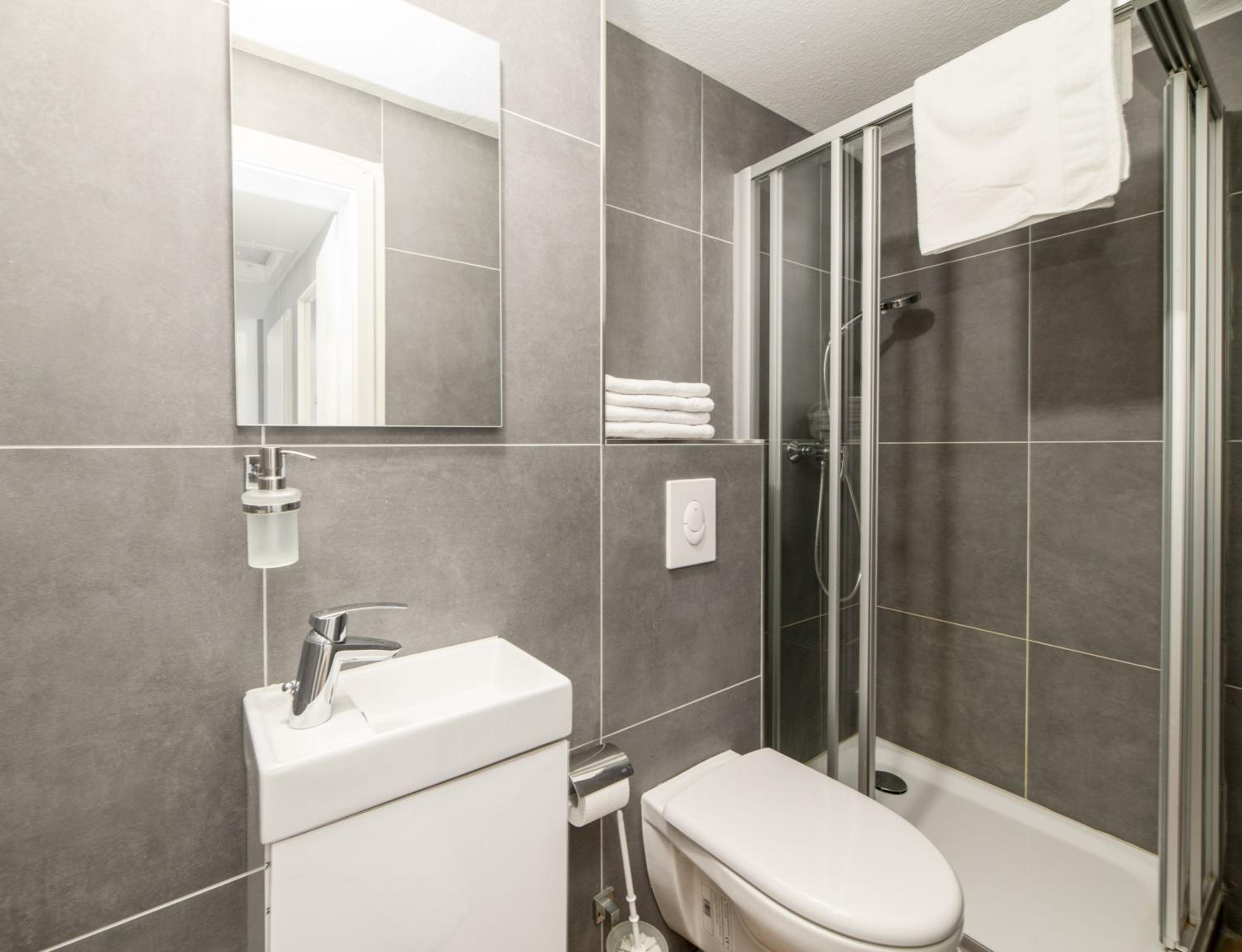 Two-Bedroom Apartment with Shower  photo 2