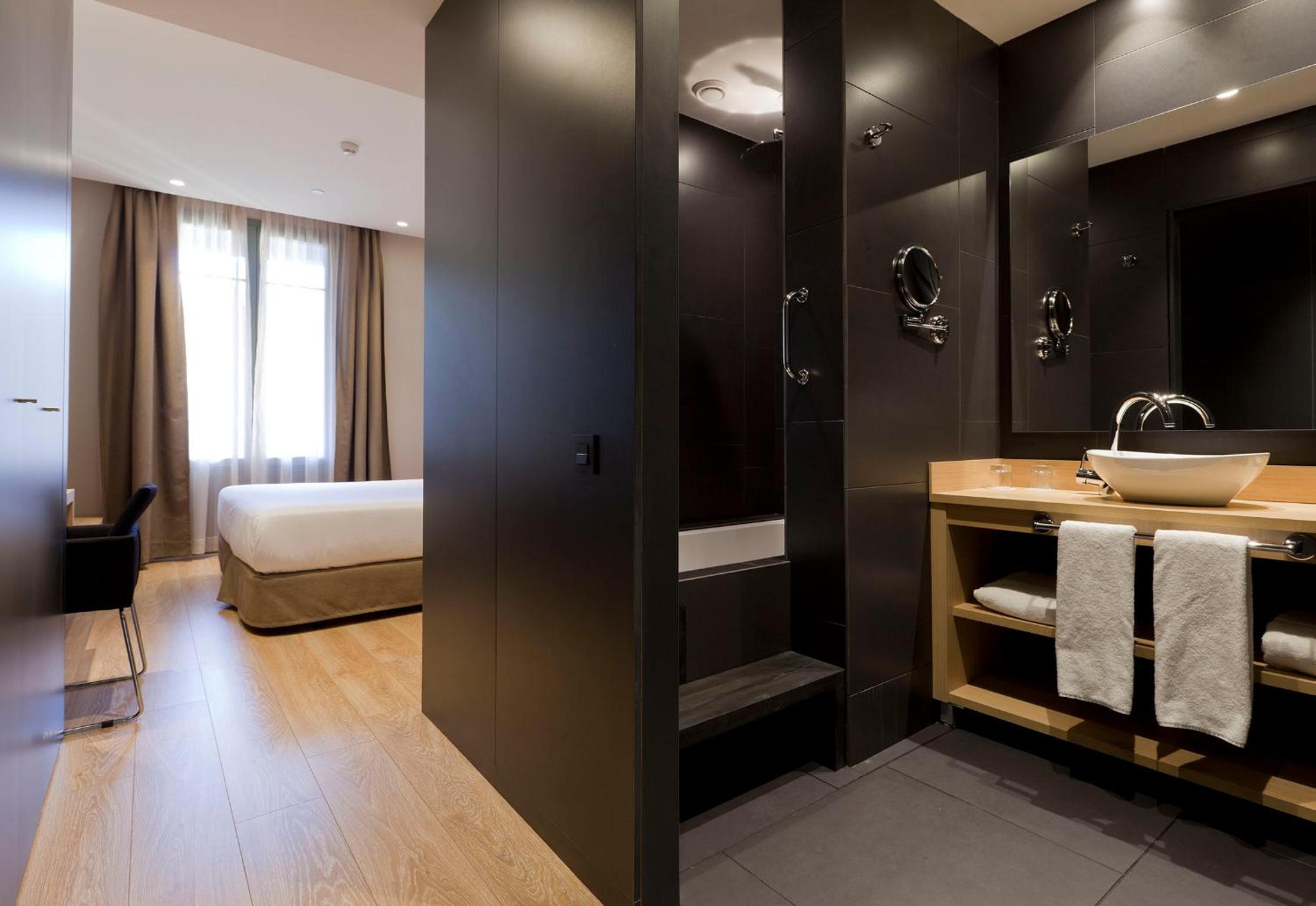 Deluxe Double Room with Spa Bath photo 3
