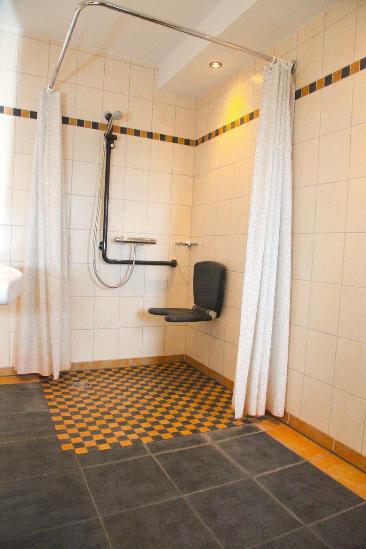 Deluxe Double Room - Photo 11