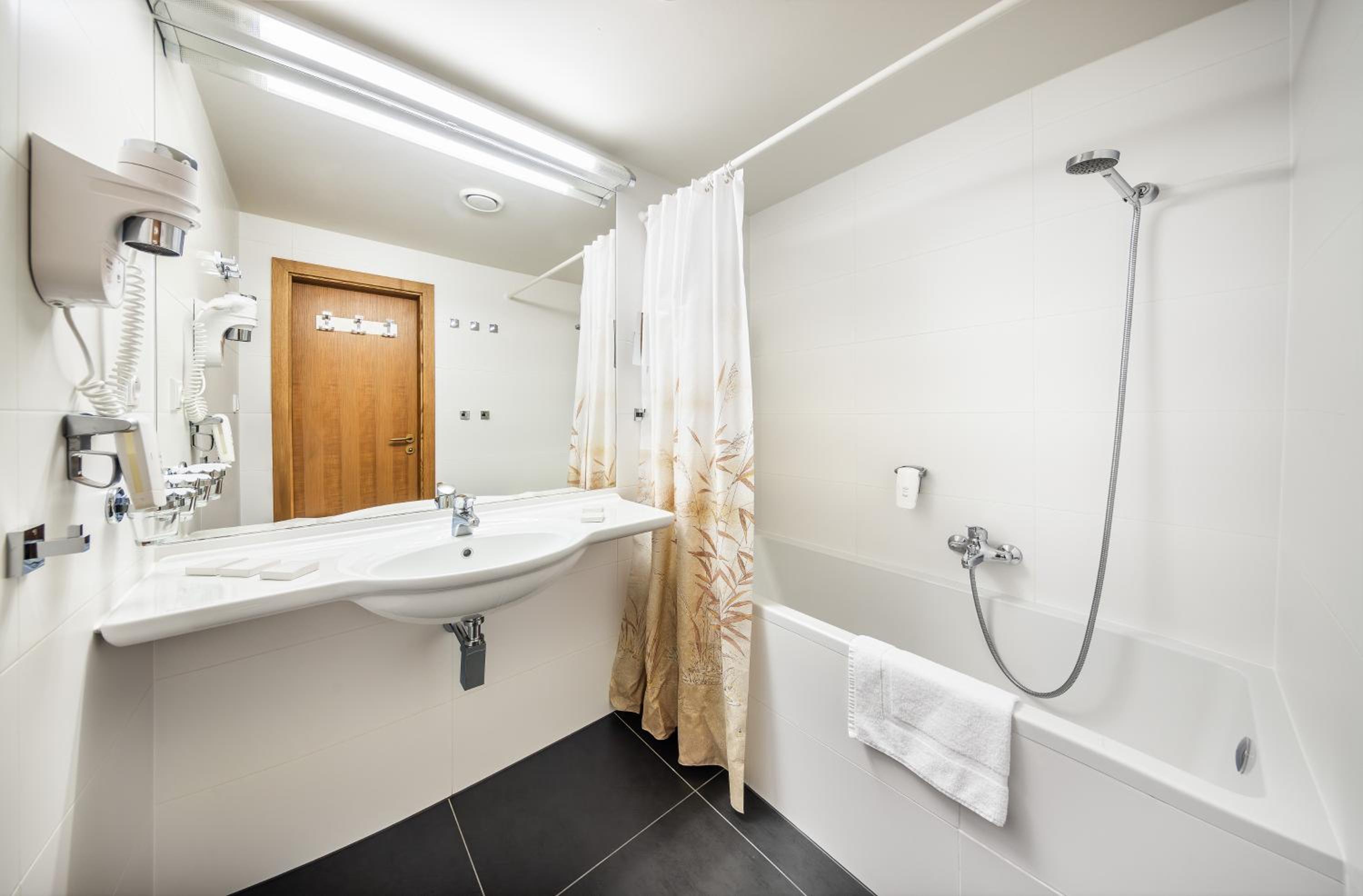 Superior Double Room with Ski Slope View photo 2