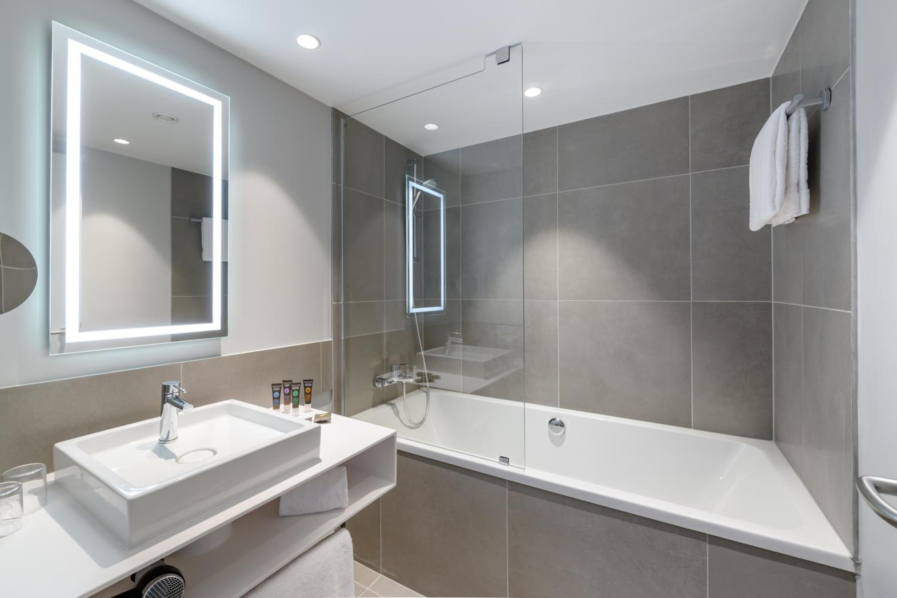 Executive Double Room with Sofa - Photo 10