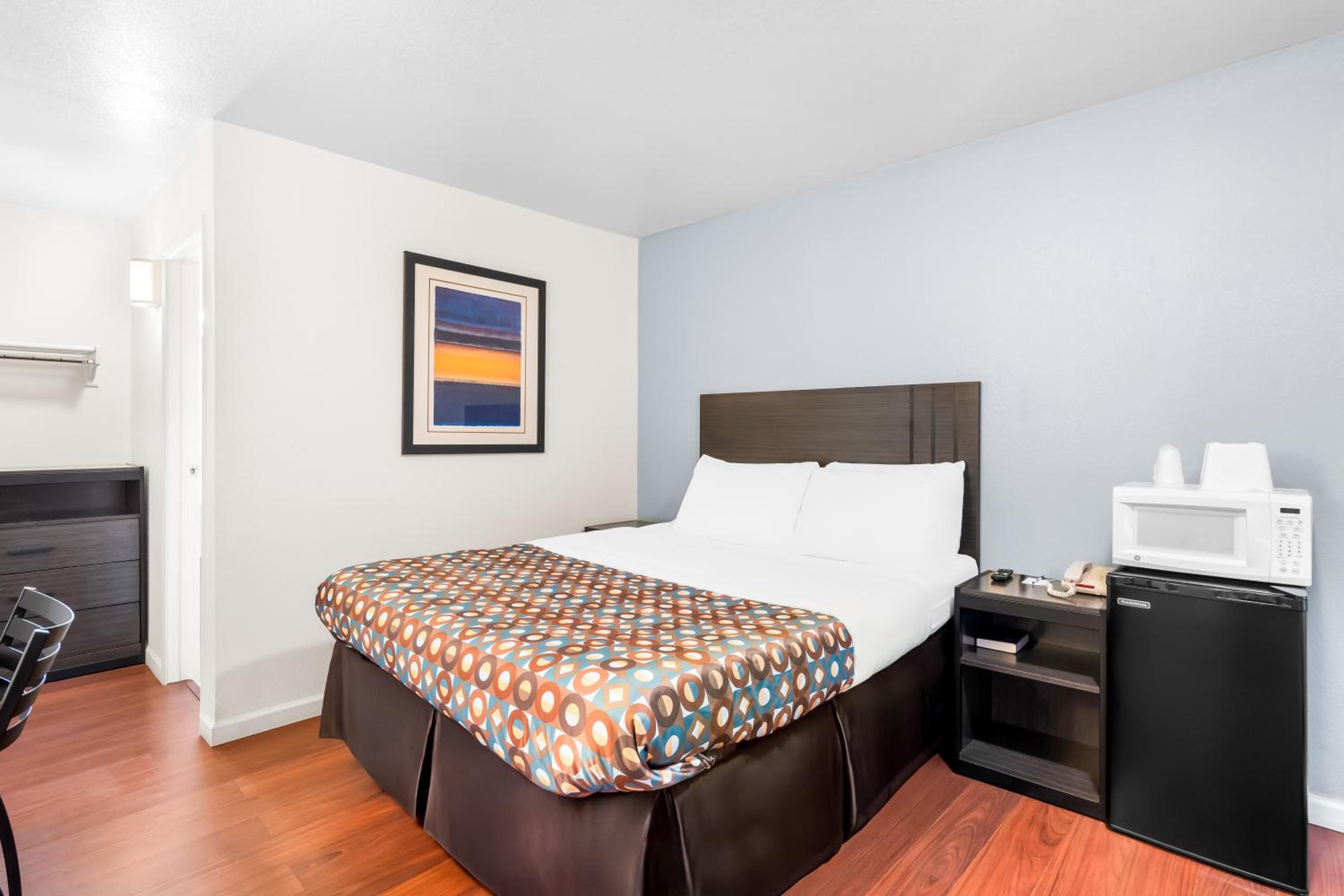 Standard Queen Room photo 3