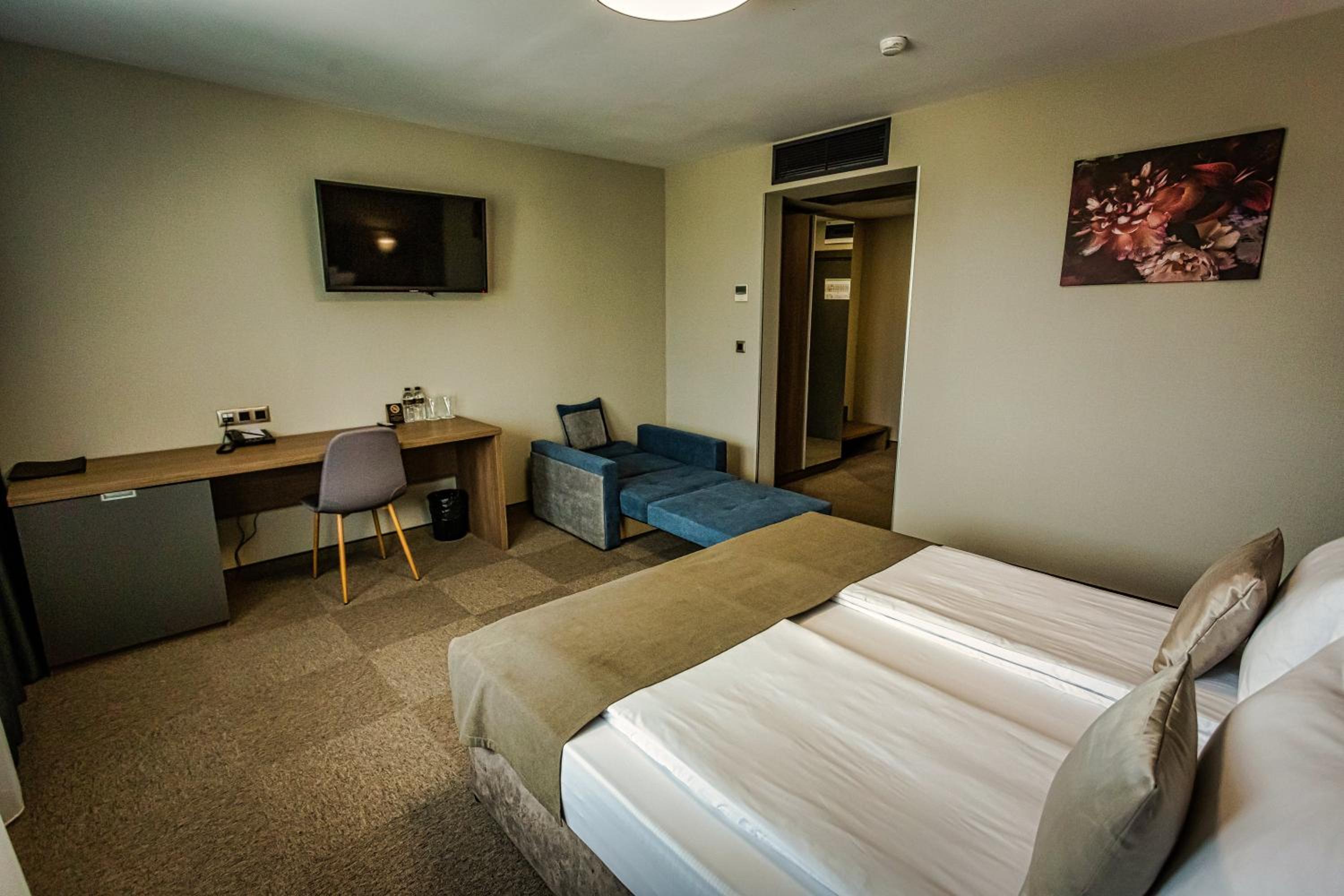 Deluxe Double Room (2 Adults + 1 Child) photo 3