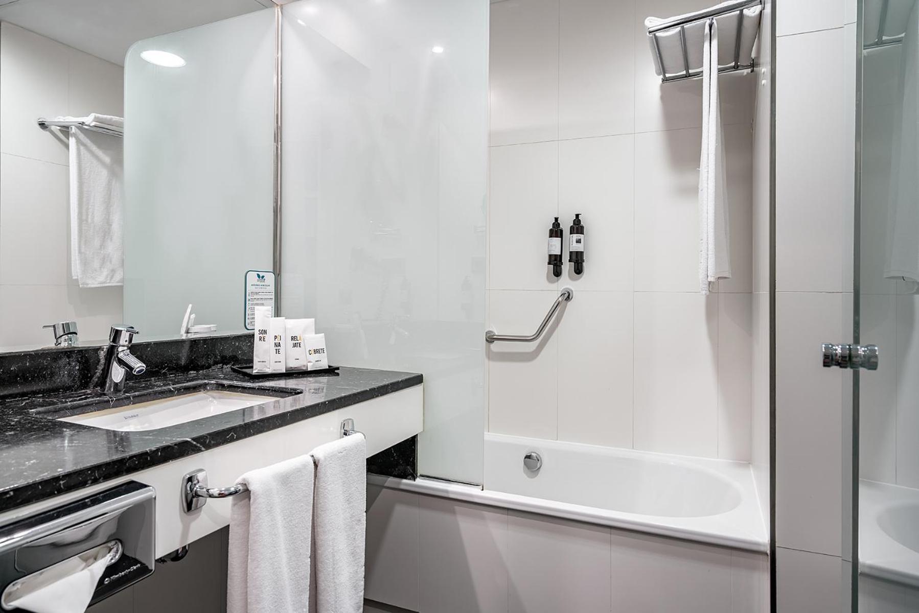 Double or Twin Room - Photo 6