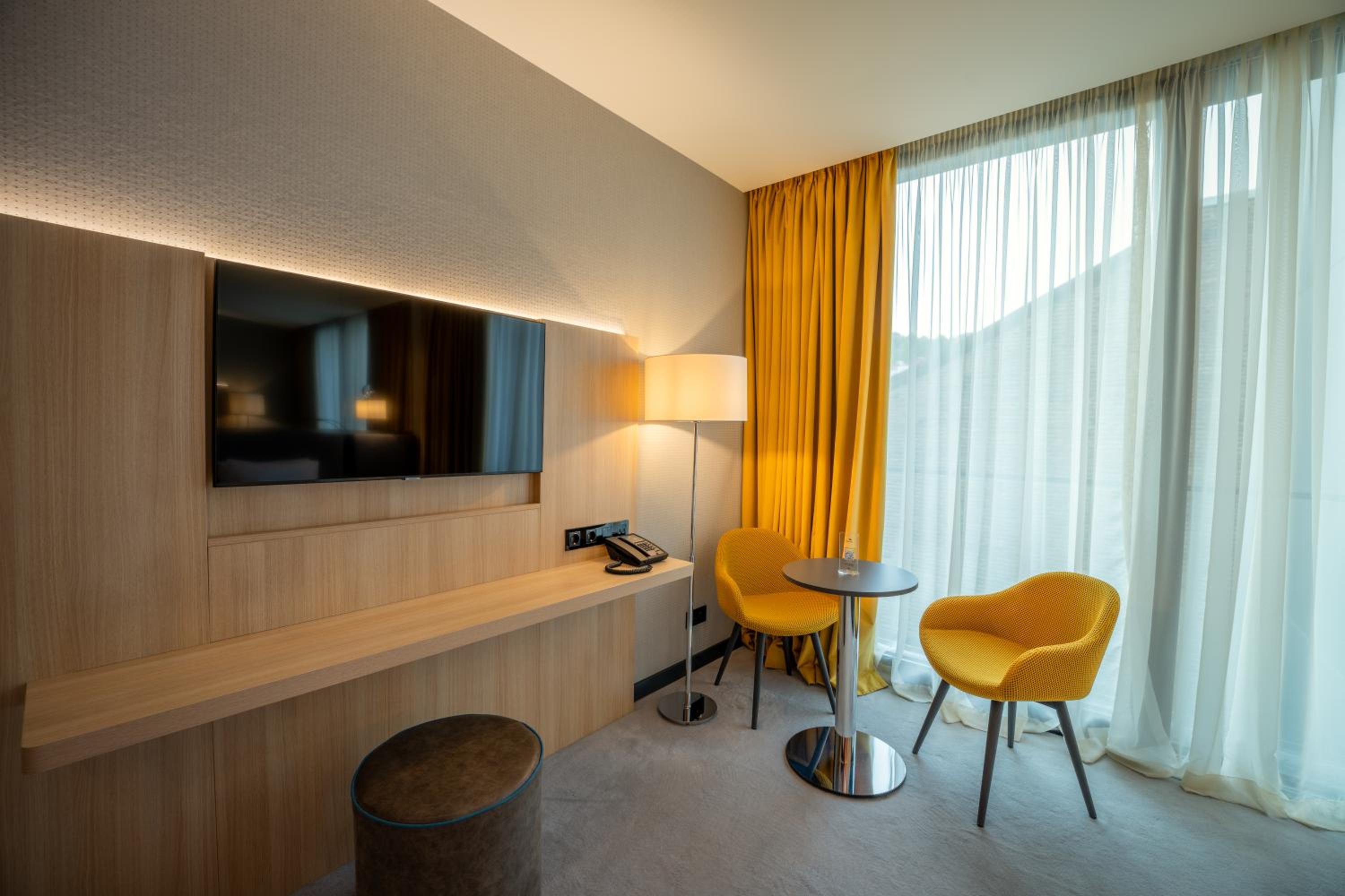 Deluxe King Room - Photo 5