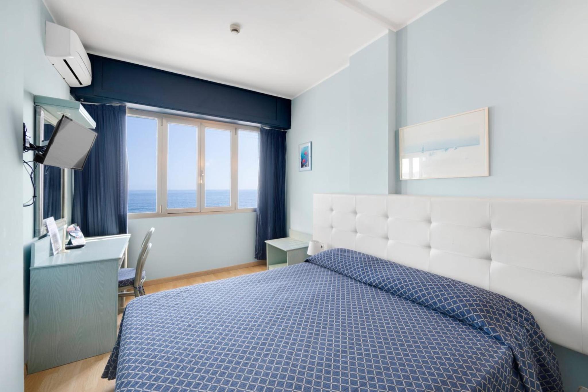 Classic Double Room with Sea View - Photo 6