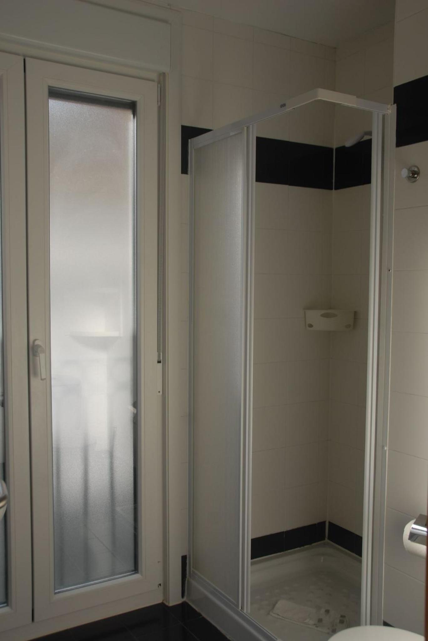 Twin Room - Photo 2
