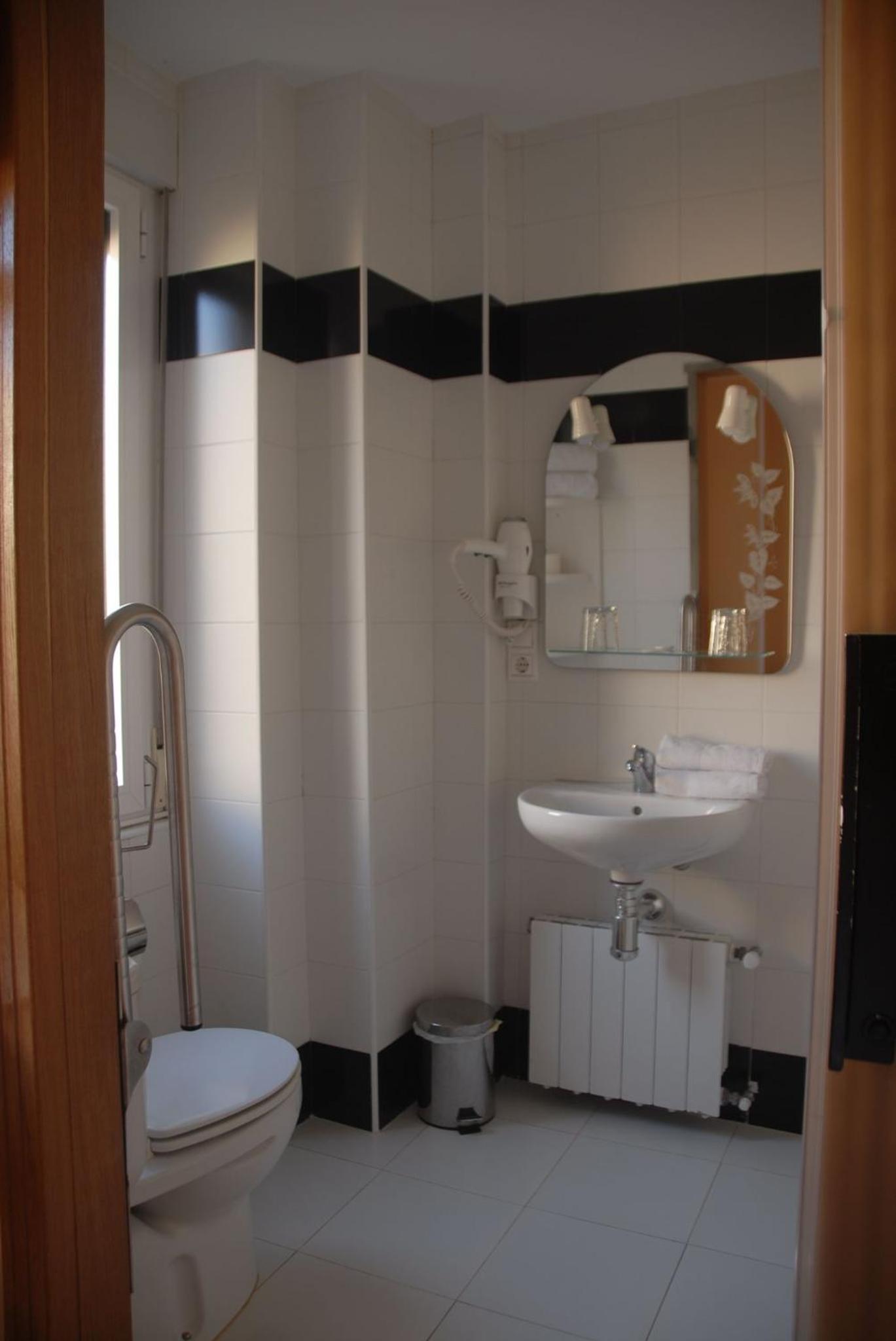 Double Room - Photo 8