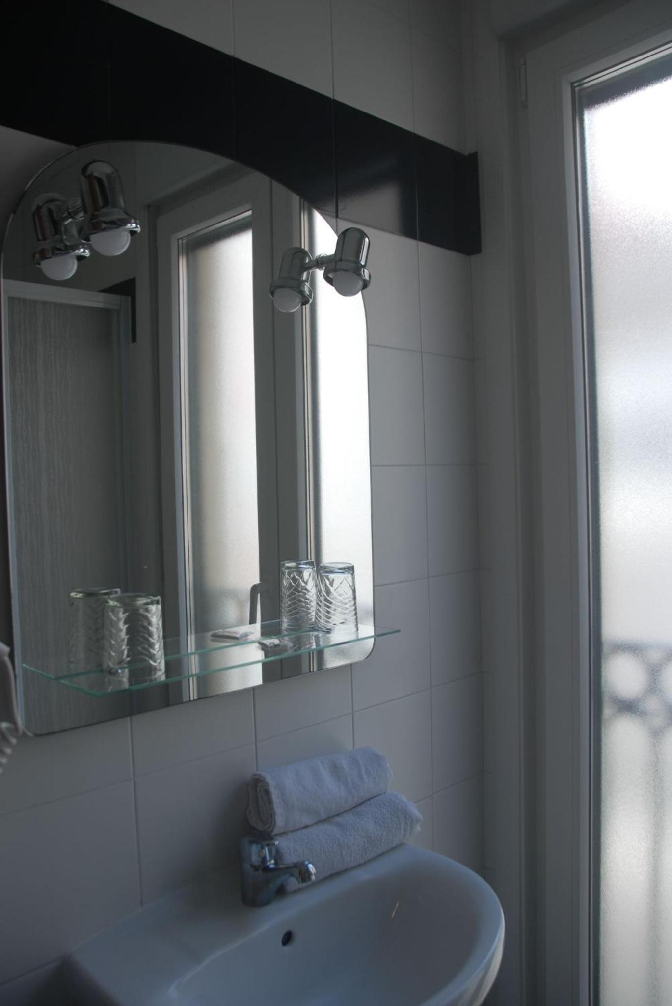 Twin Room - Photo 3