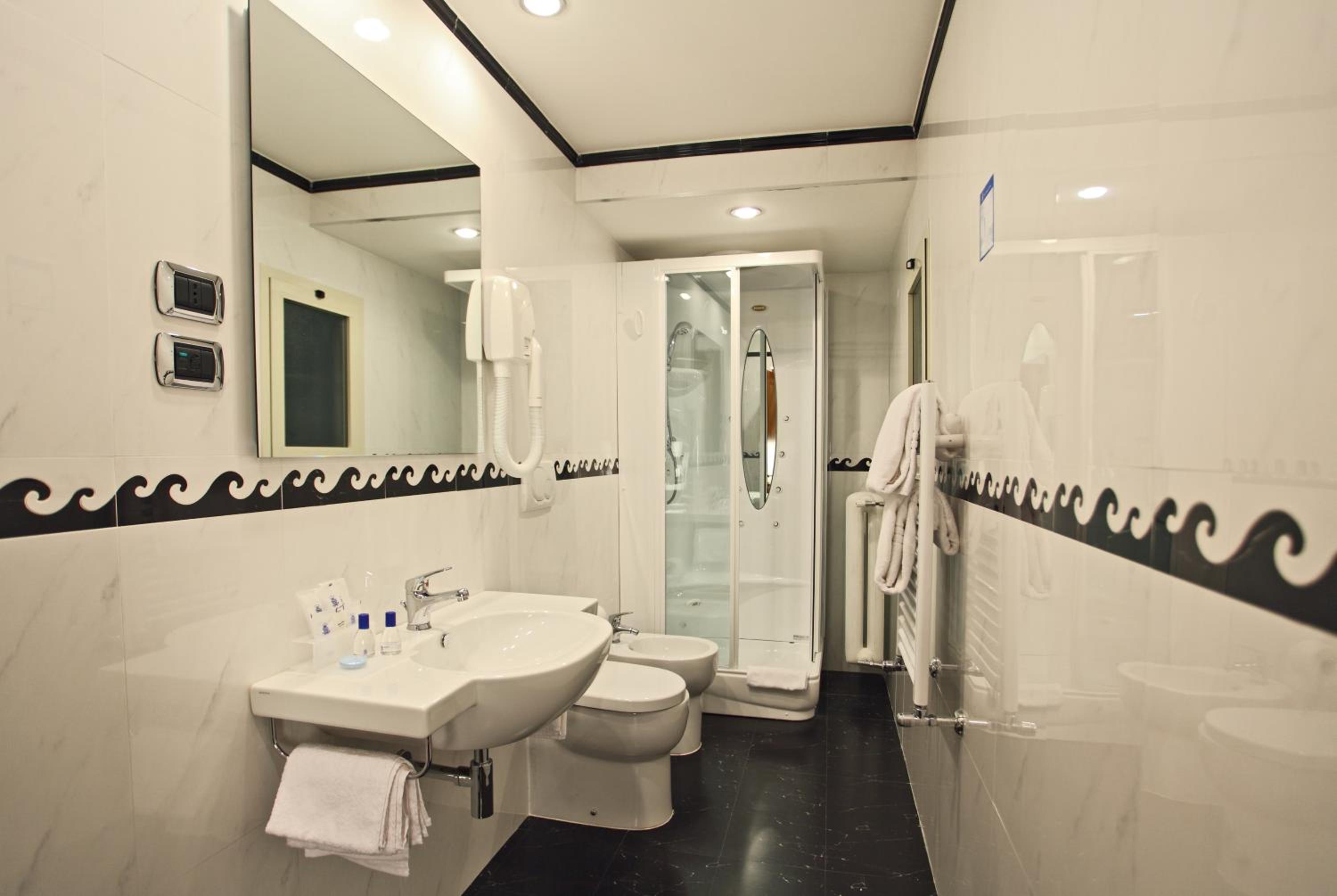 Superior Double or Twin Room thumbnail 5