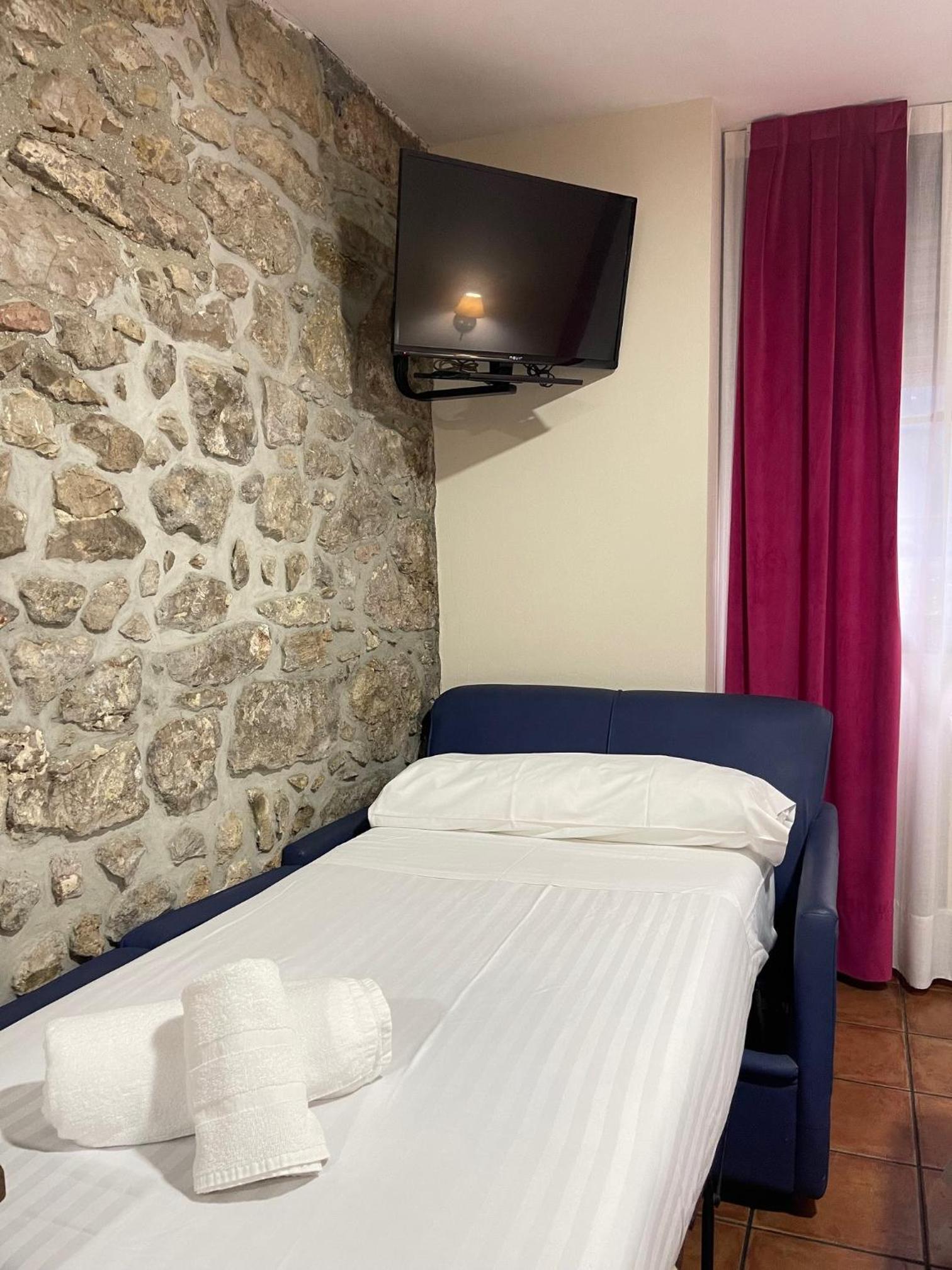 Double Room - Photo 8