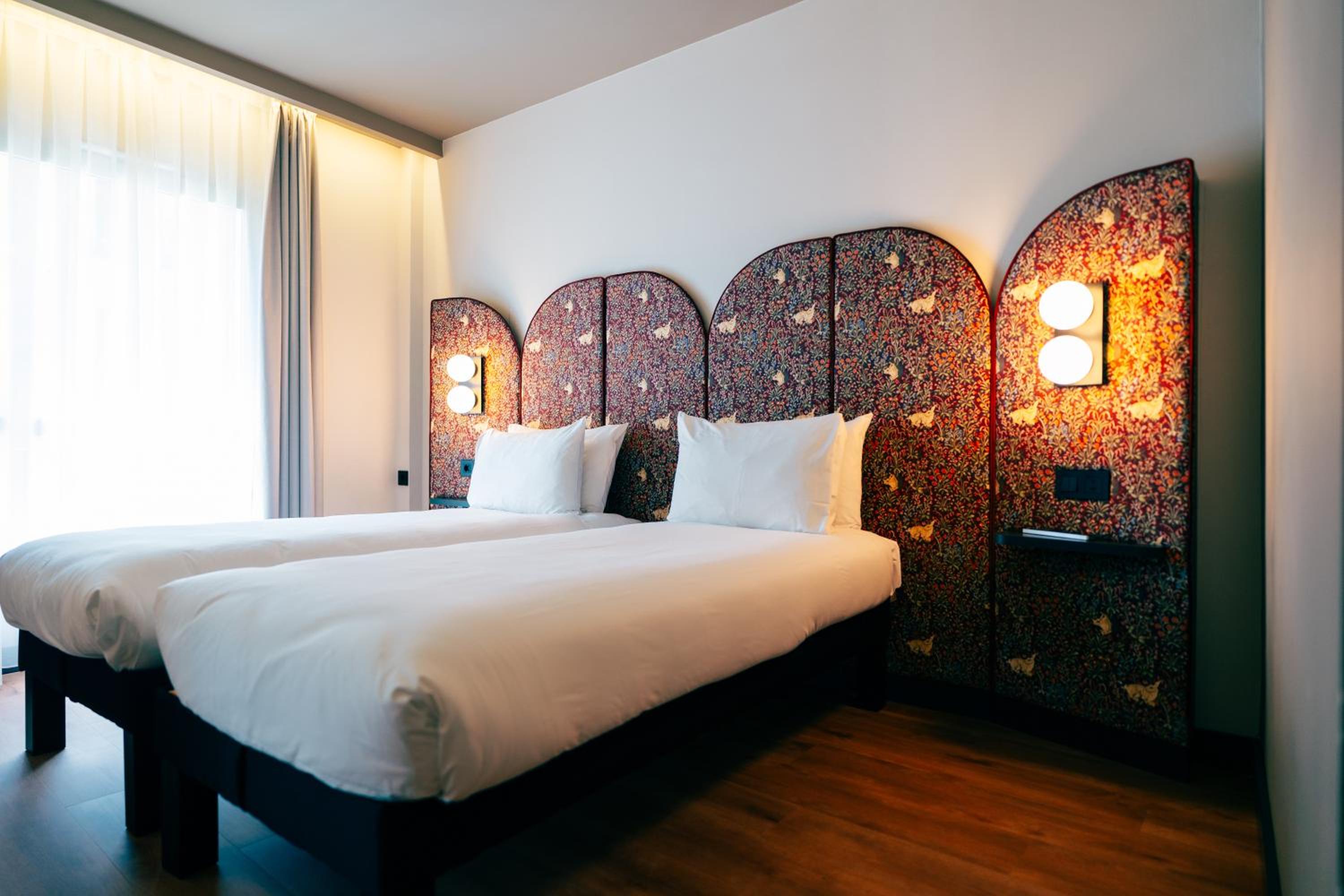 Standard room with 2 single beds