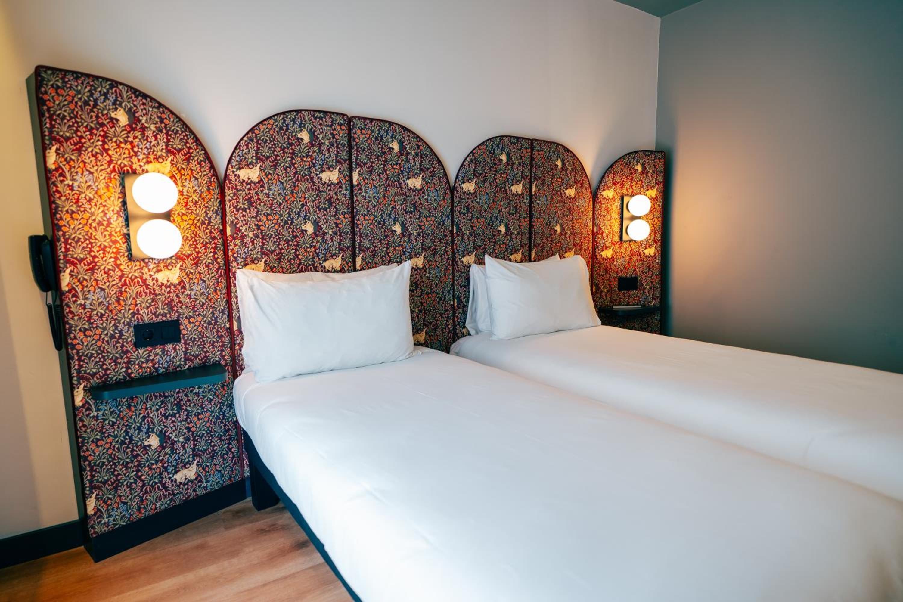 Standard room with 2 single beds thumbnail 5