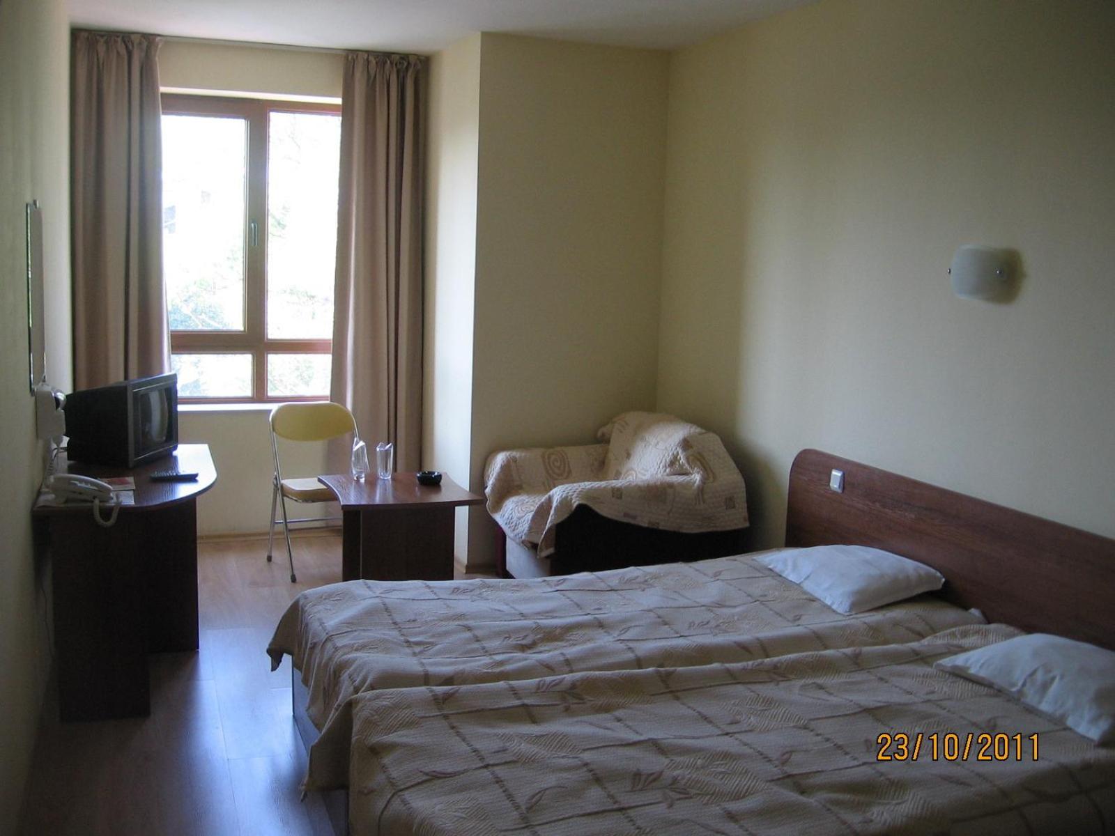 Double Room (2 Adults + 1 Child ) - Photo 2