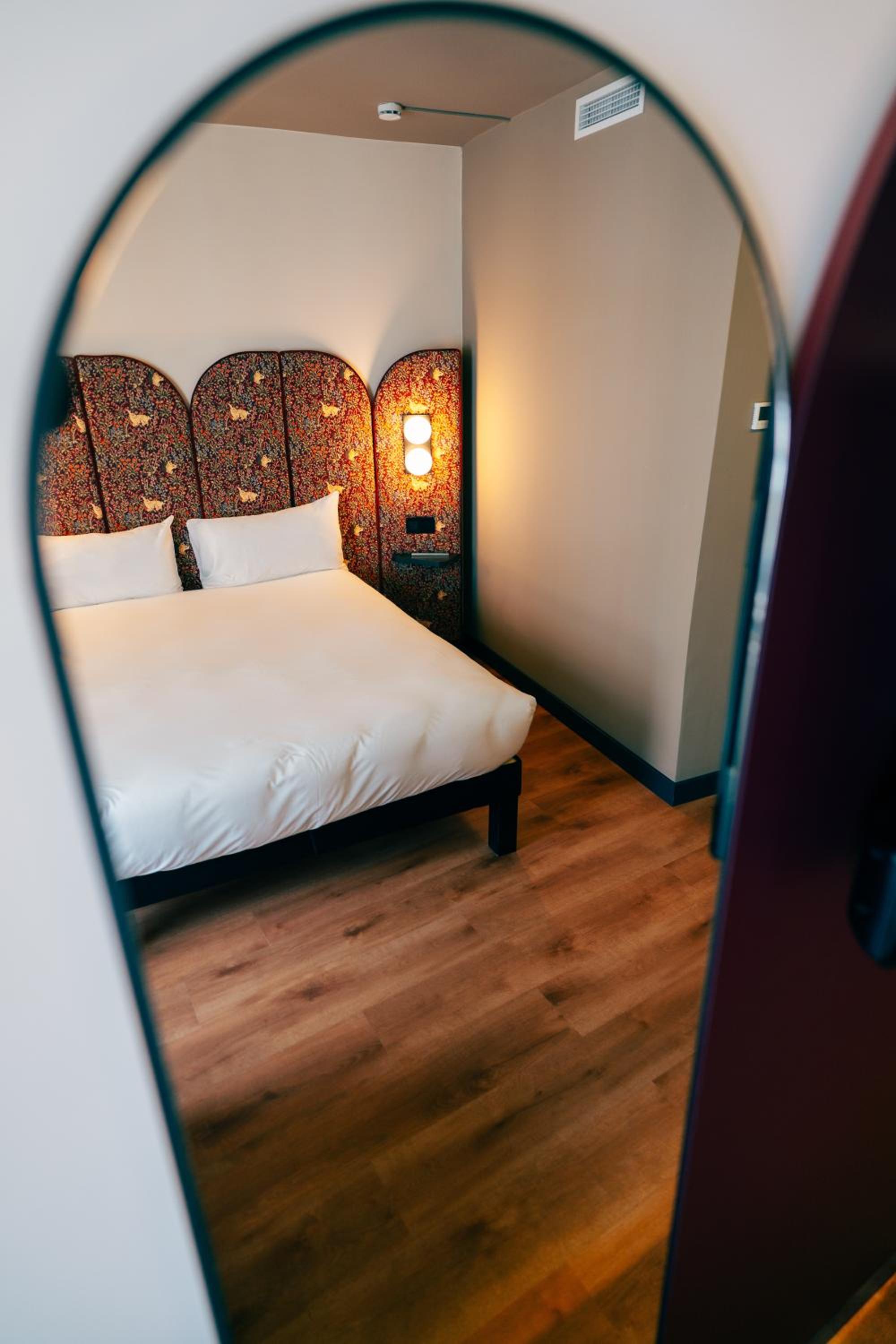 Standard Room With 1 Double Bed And 1 Sofa Bed thumbnail 6