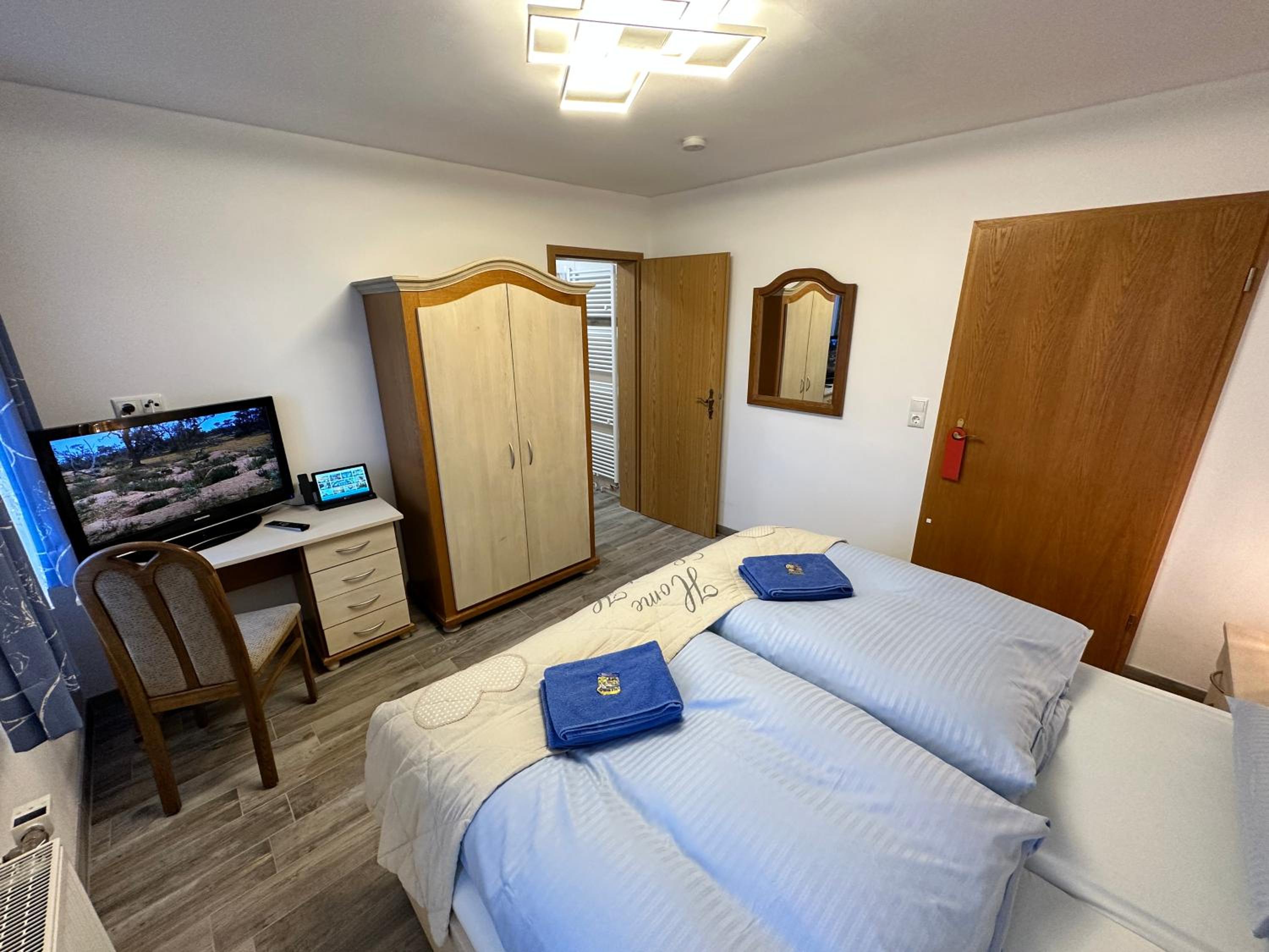 Standard Double Room - Photo 12