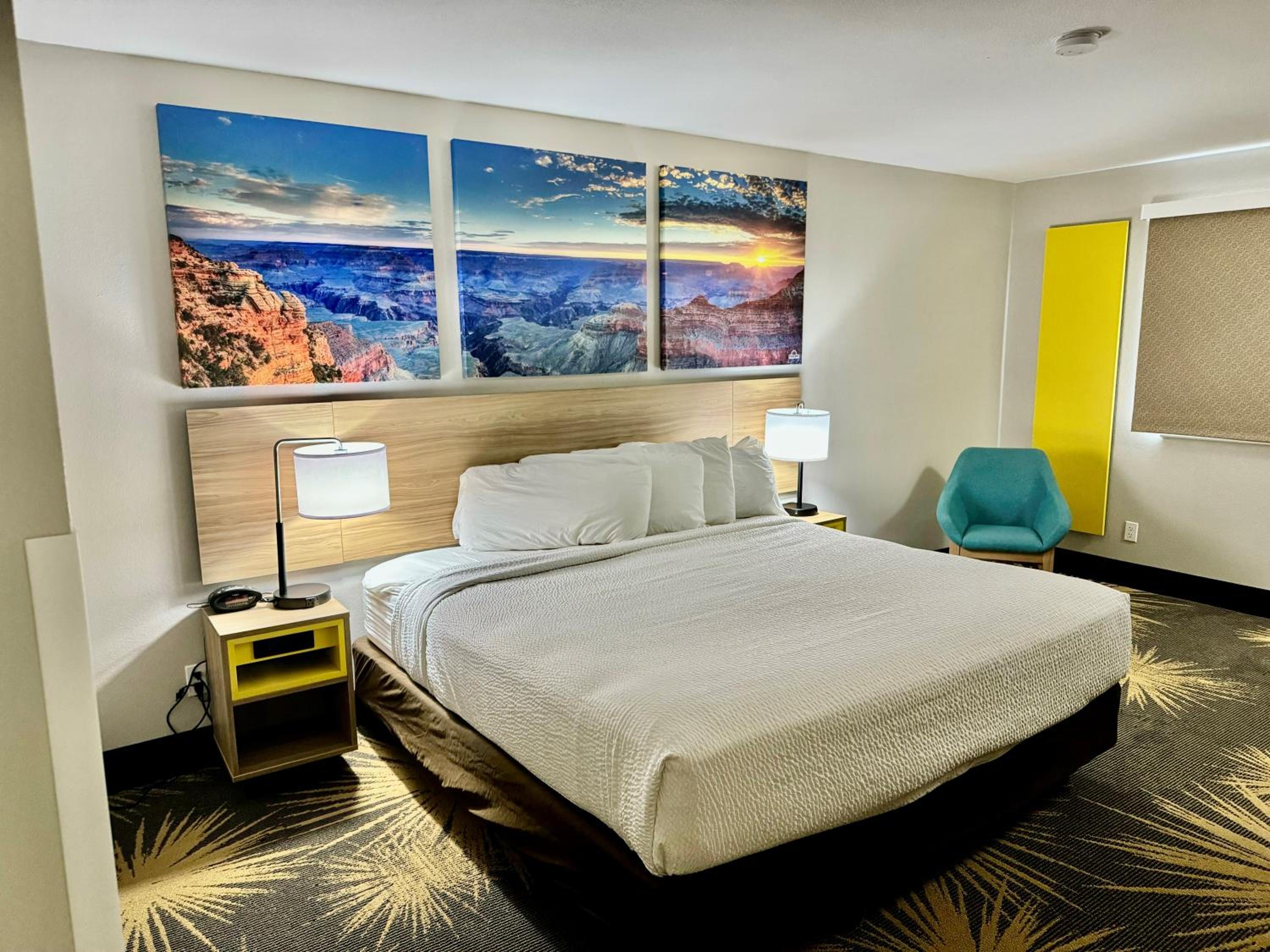 Queen Room with Roll-In Shower - Mobility Accessible/Non-Smoking - Photo 3