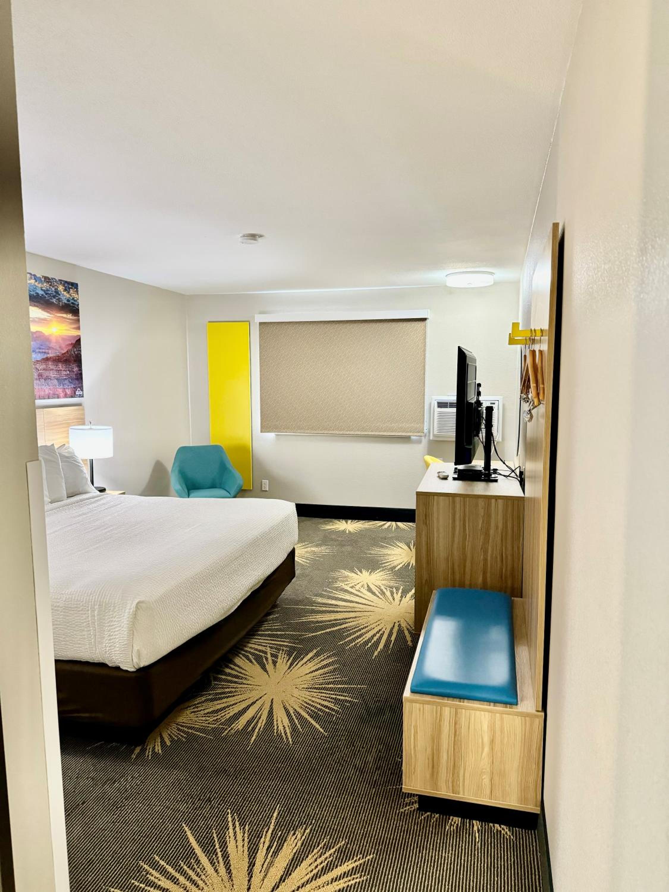 Queen Room with Roll-In Shower - Mobility Accessible/Non-Smoking - Photo 2