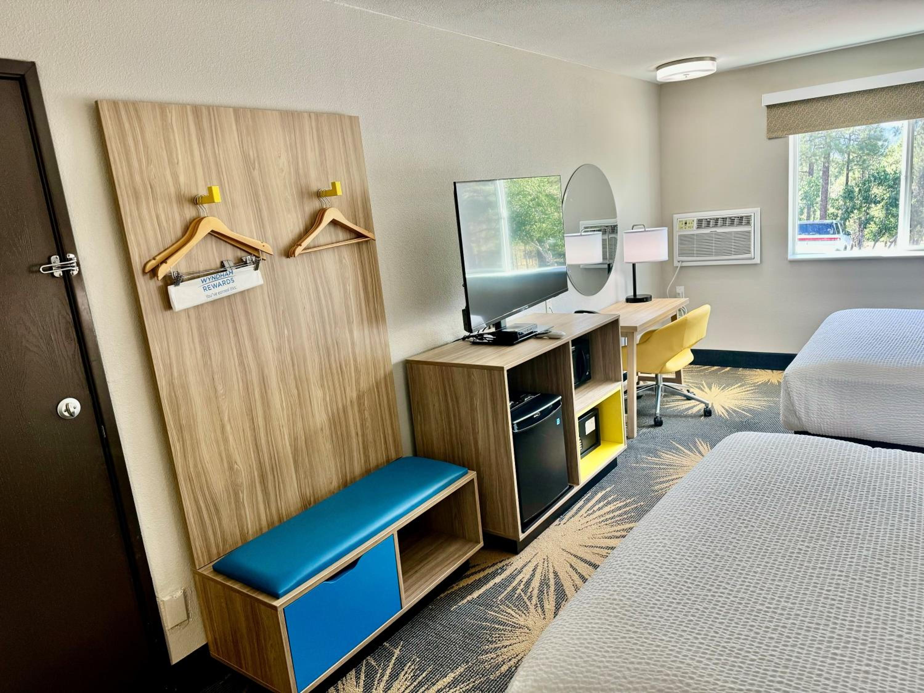 Queen Room with Two Queen Beds - Non-Smoking - Photo 2