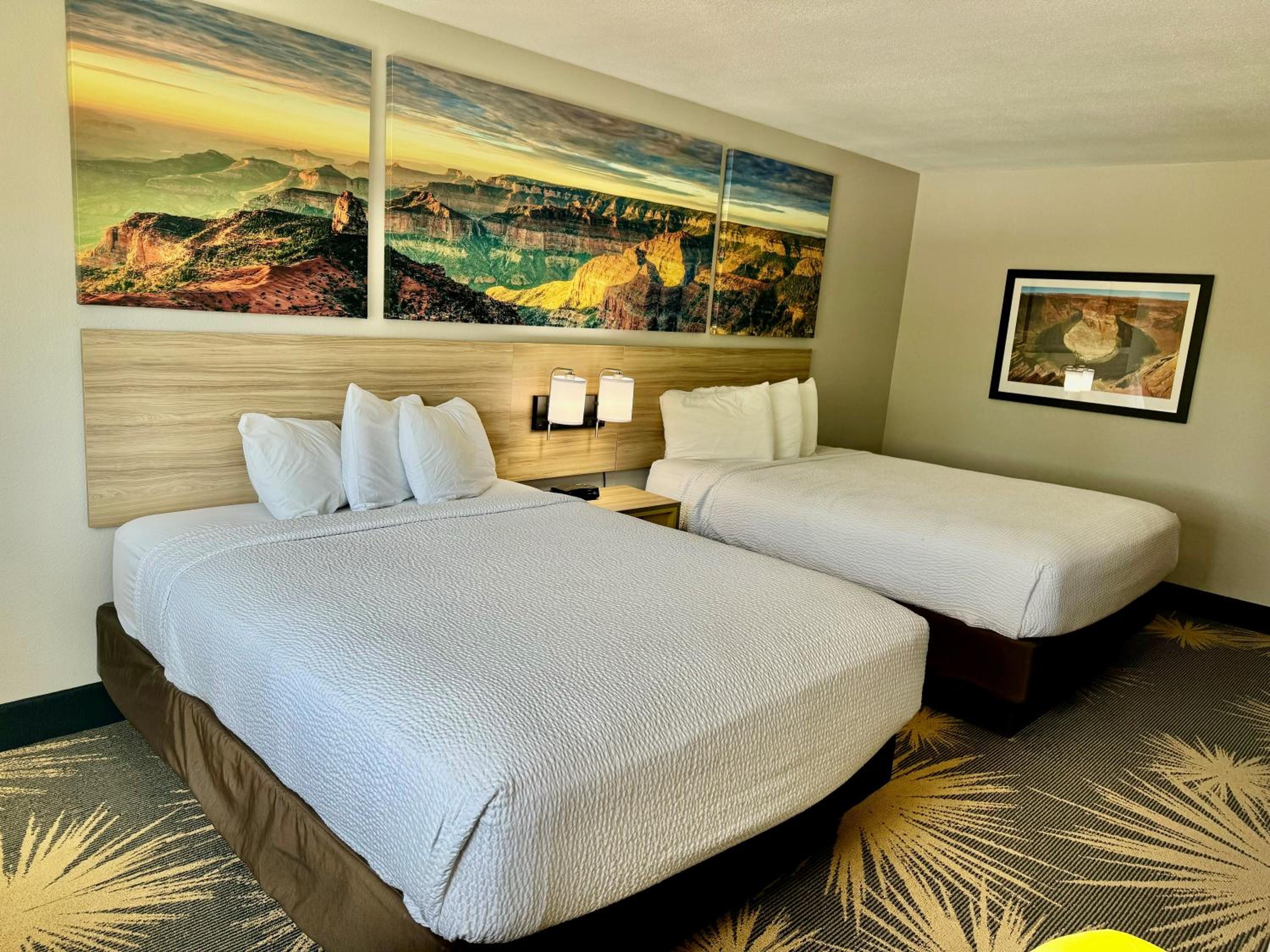 Queen Room with Two Queen Beds - Non-Smoking - Photo 9