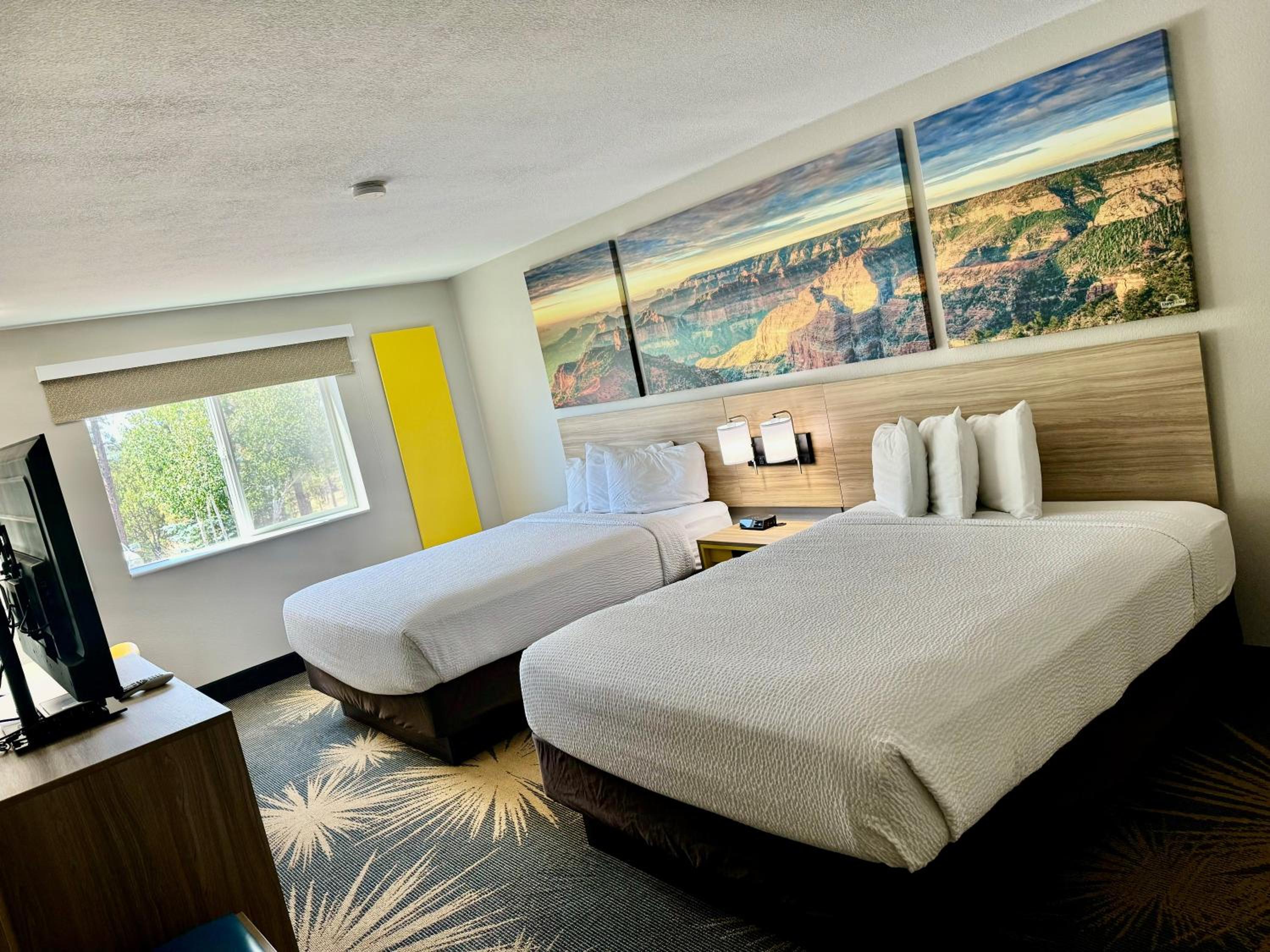 Queen Room with Two Queen Beds - Non-Smoking - Photo 8