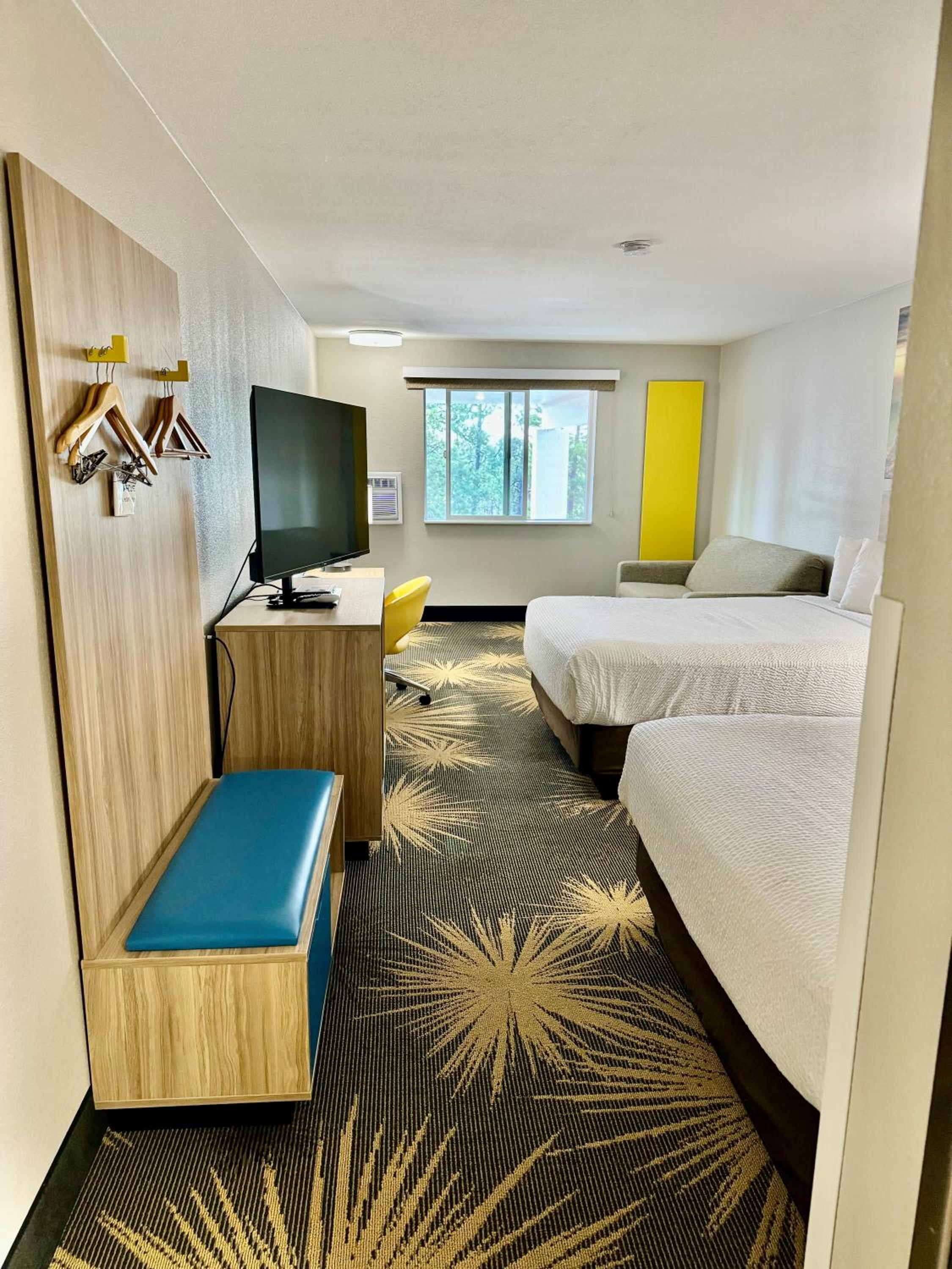 Deluxe Business Queen Room with Two Queen Beds - Non-Smoking - Photo 4