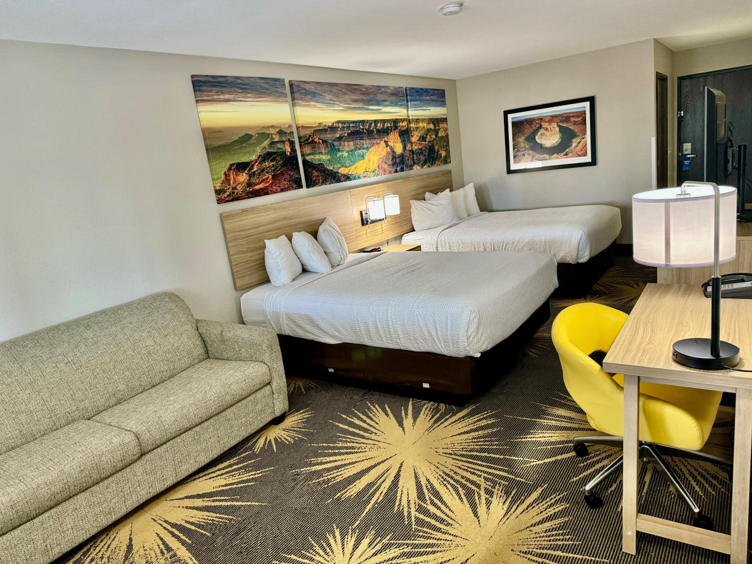 Deluxe Business Queen Room with Two Queen Beds - Non-Smoking - Photo 2
