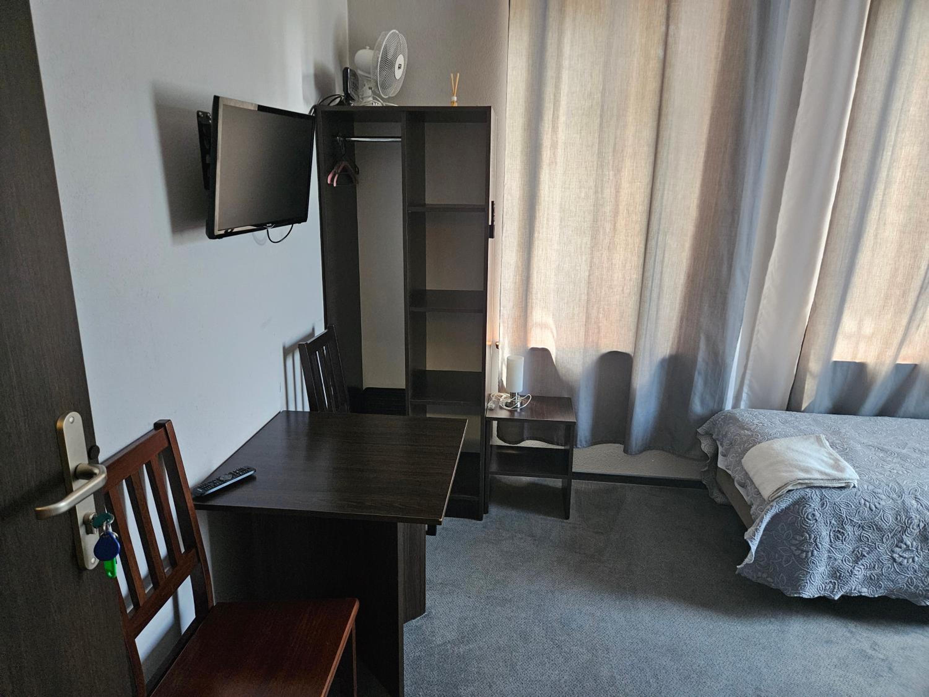Budget Double Room - Photo 2